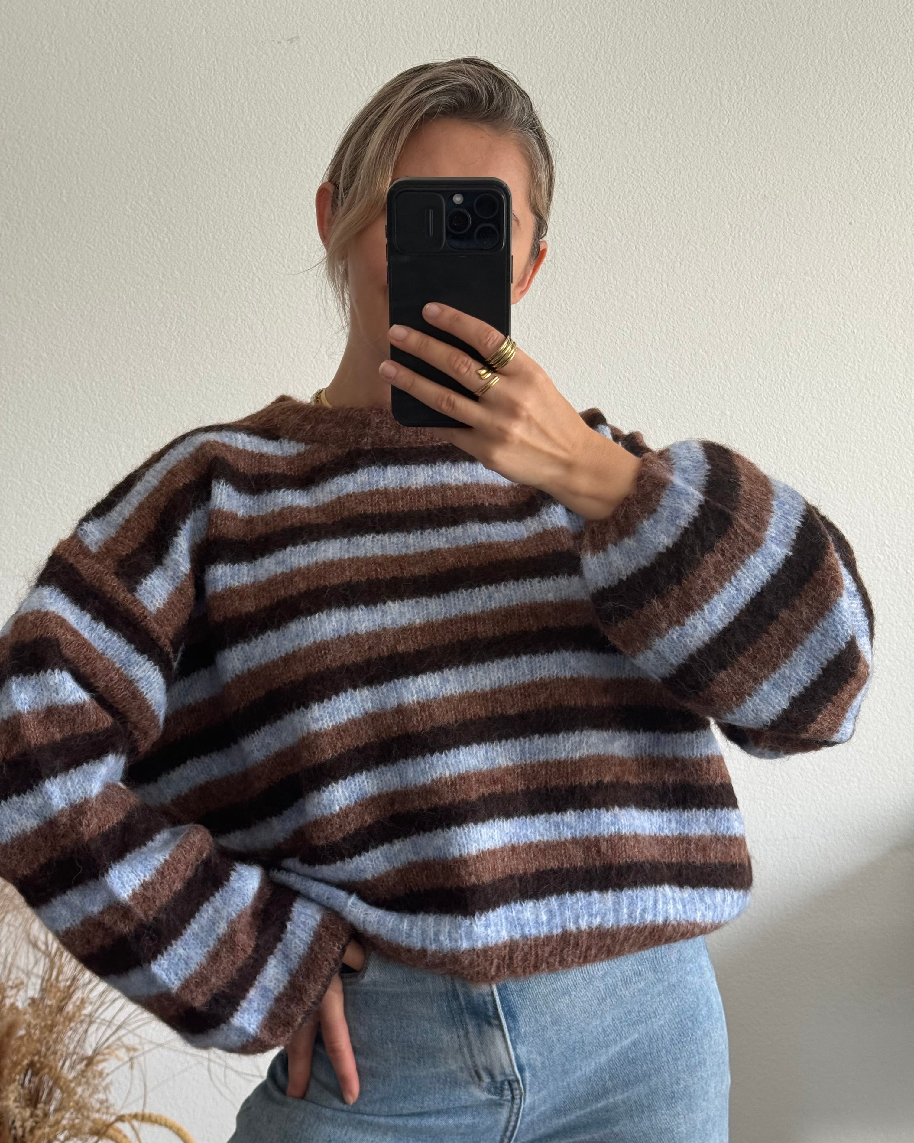 Gestreifter Kuschelpullover – Braun & Blau