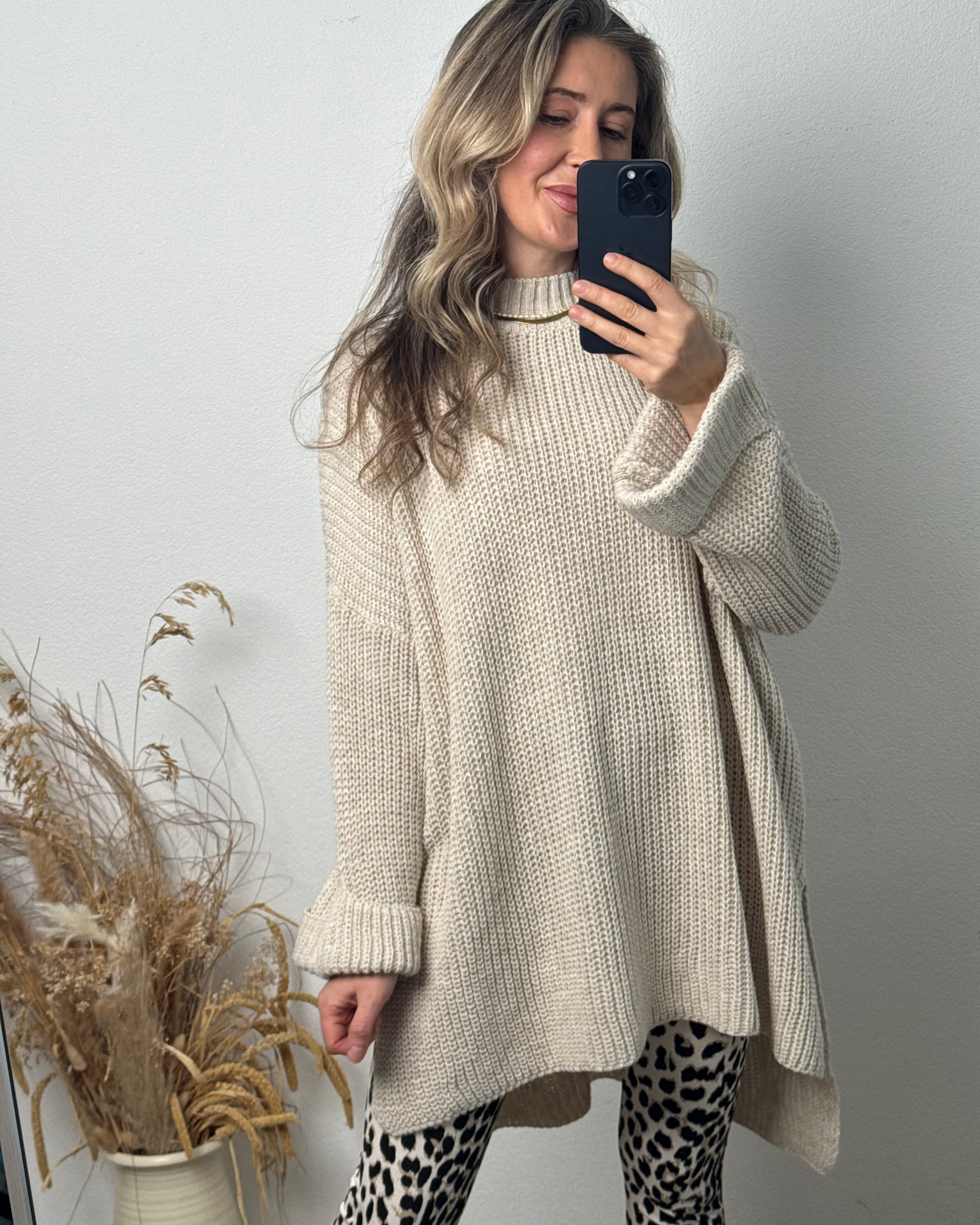 OVERSIZE PULLOVER MIT SCHLITZ BEIGE