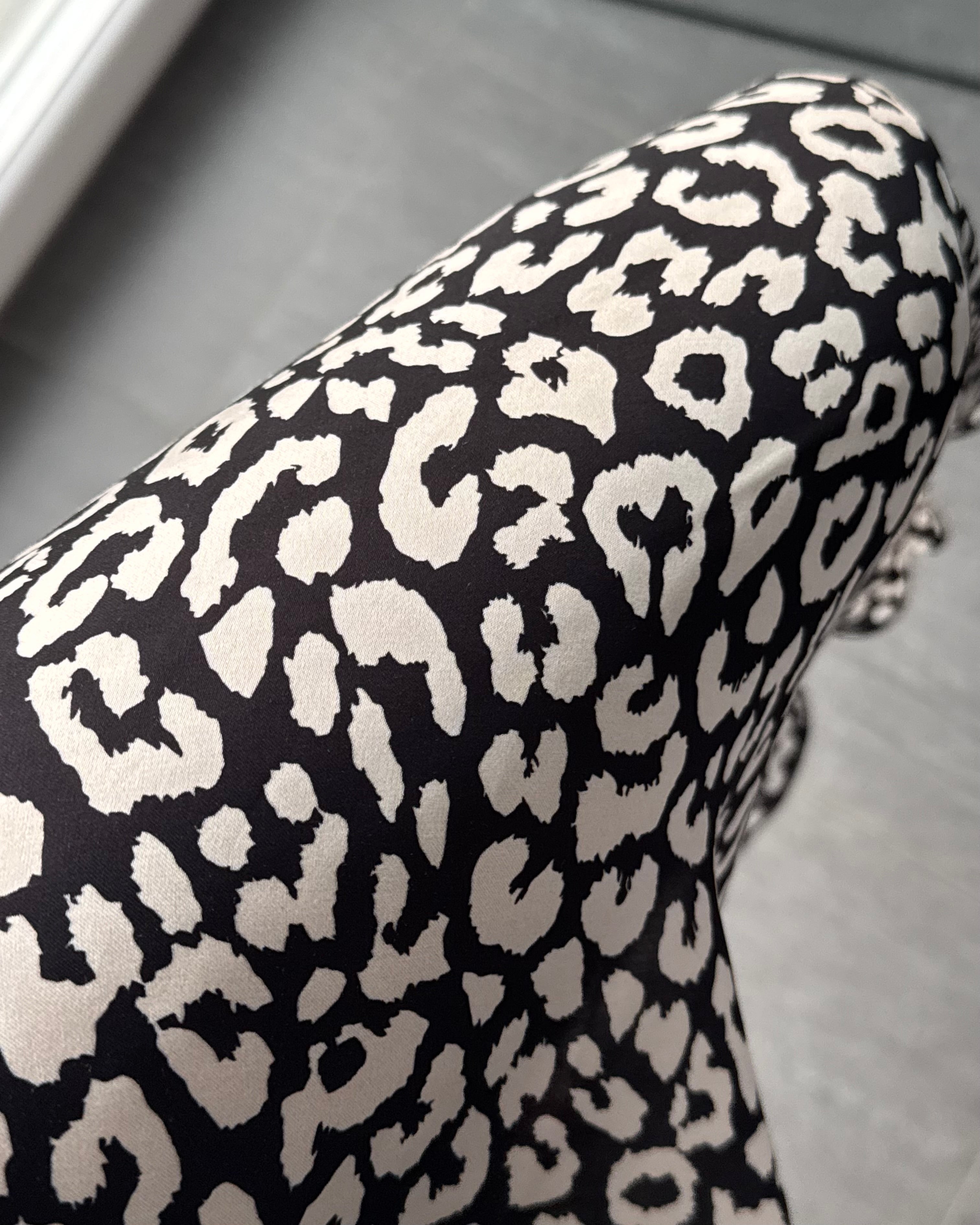 Viskoserock mit Leoprint schwarz