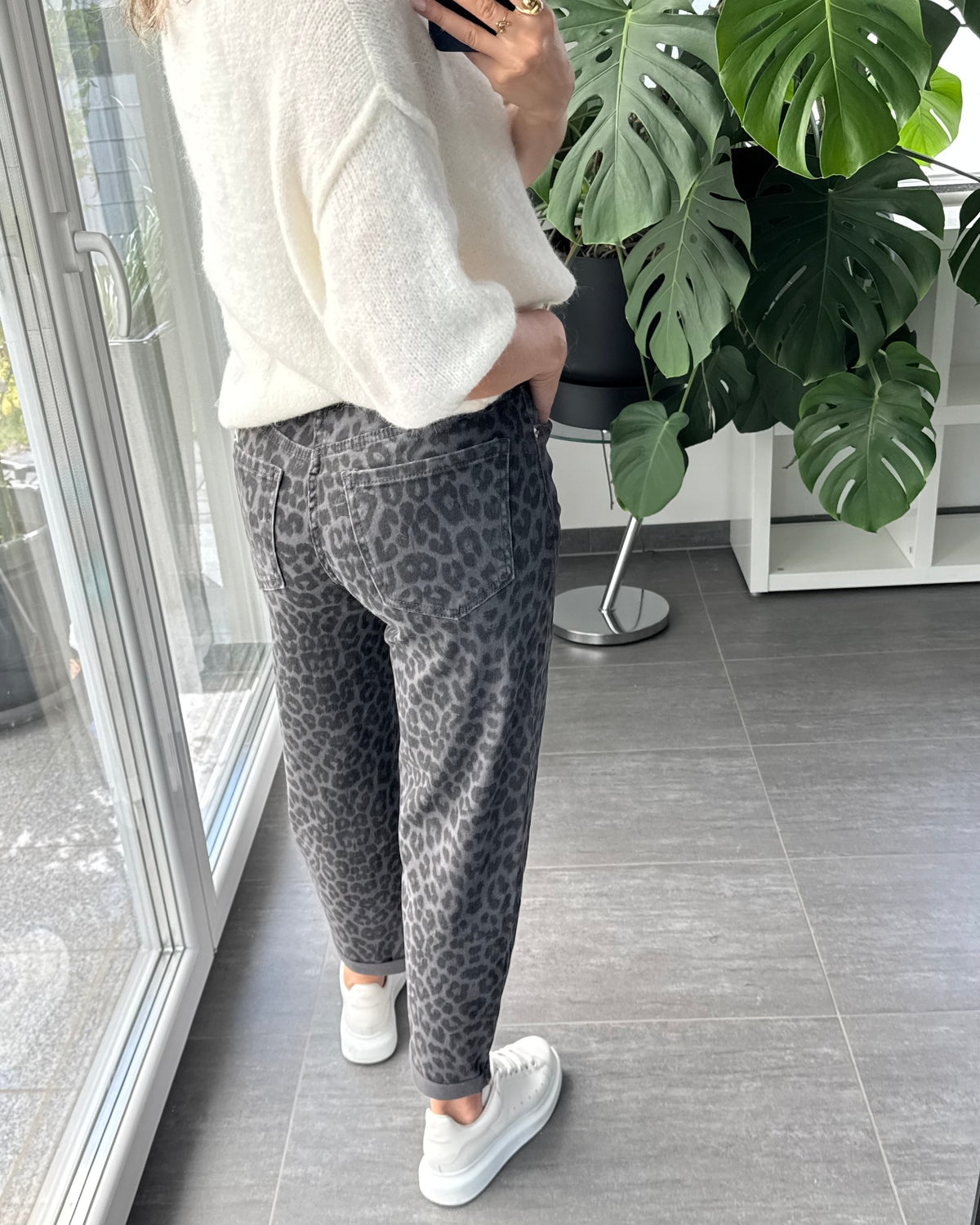 Mom Jeans Leo Grau Schwarz