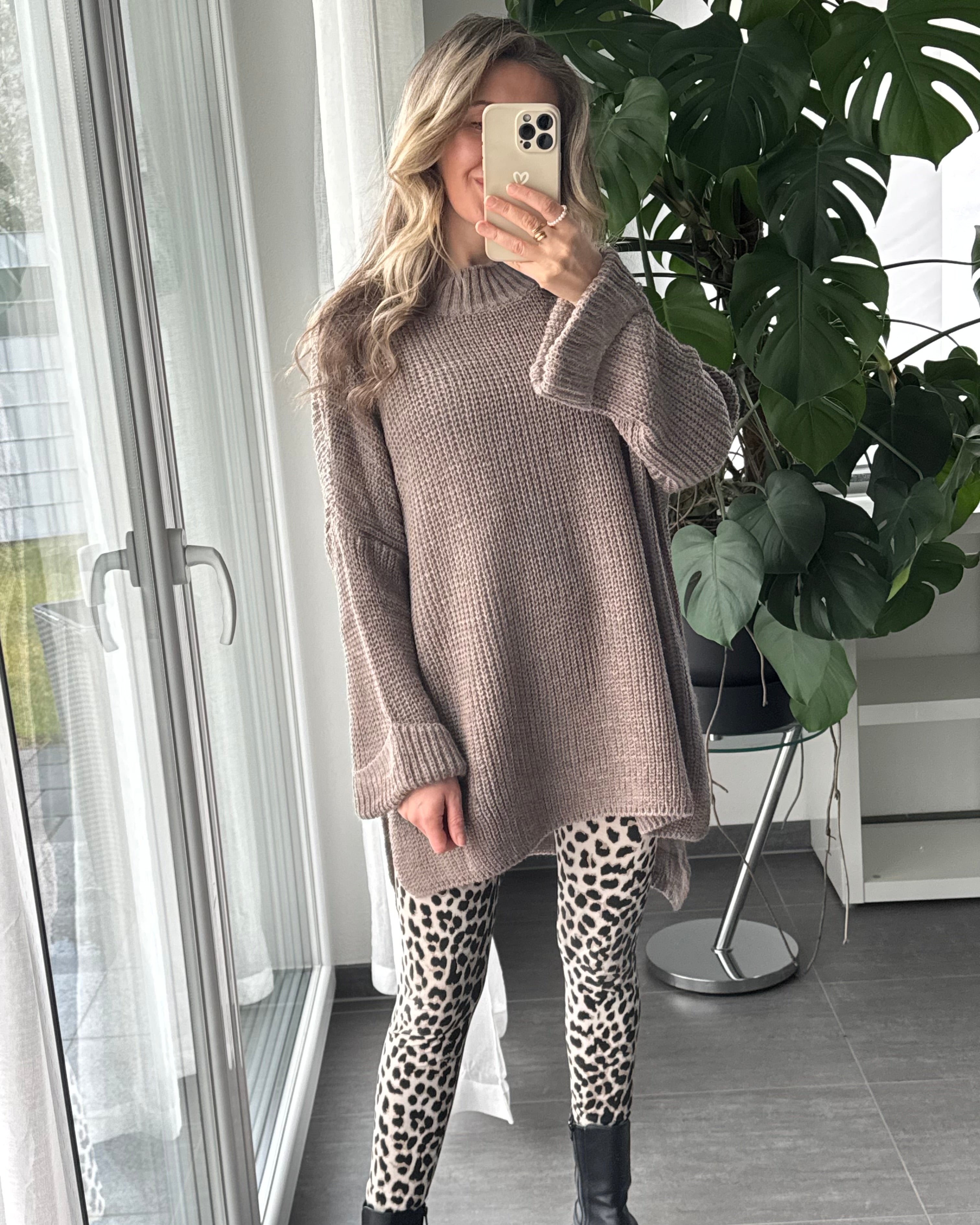 OVERSIZE PULLOVER MIT SCHLITZ TAUPE
