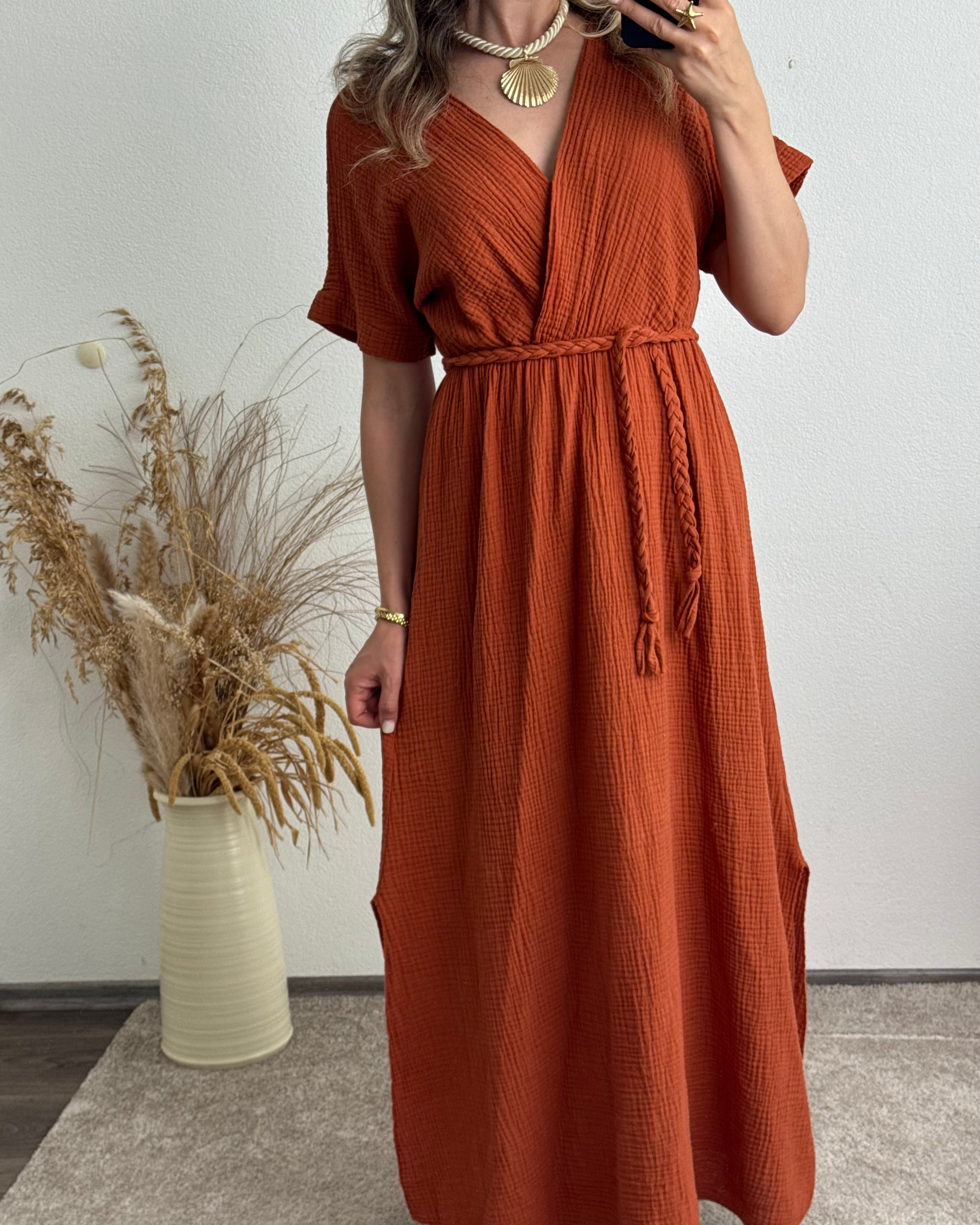 Maxi-Musselinkleid mit geflochtenem Gürtel Terracotta