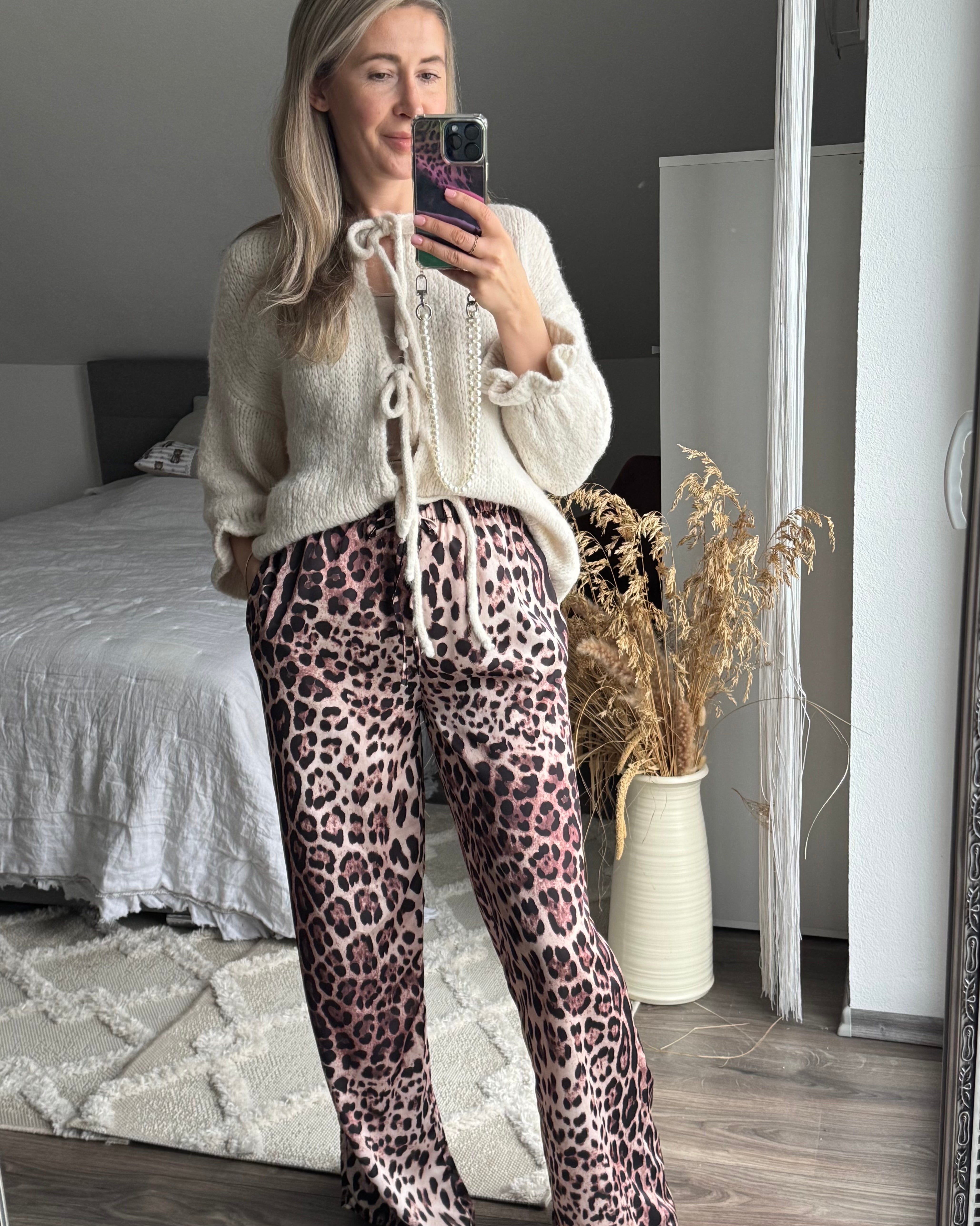 WEITE HOSE AUS SATIN MIT LEOPARDENPRINT