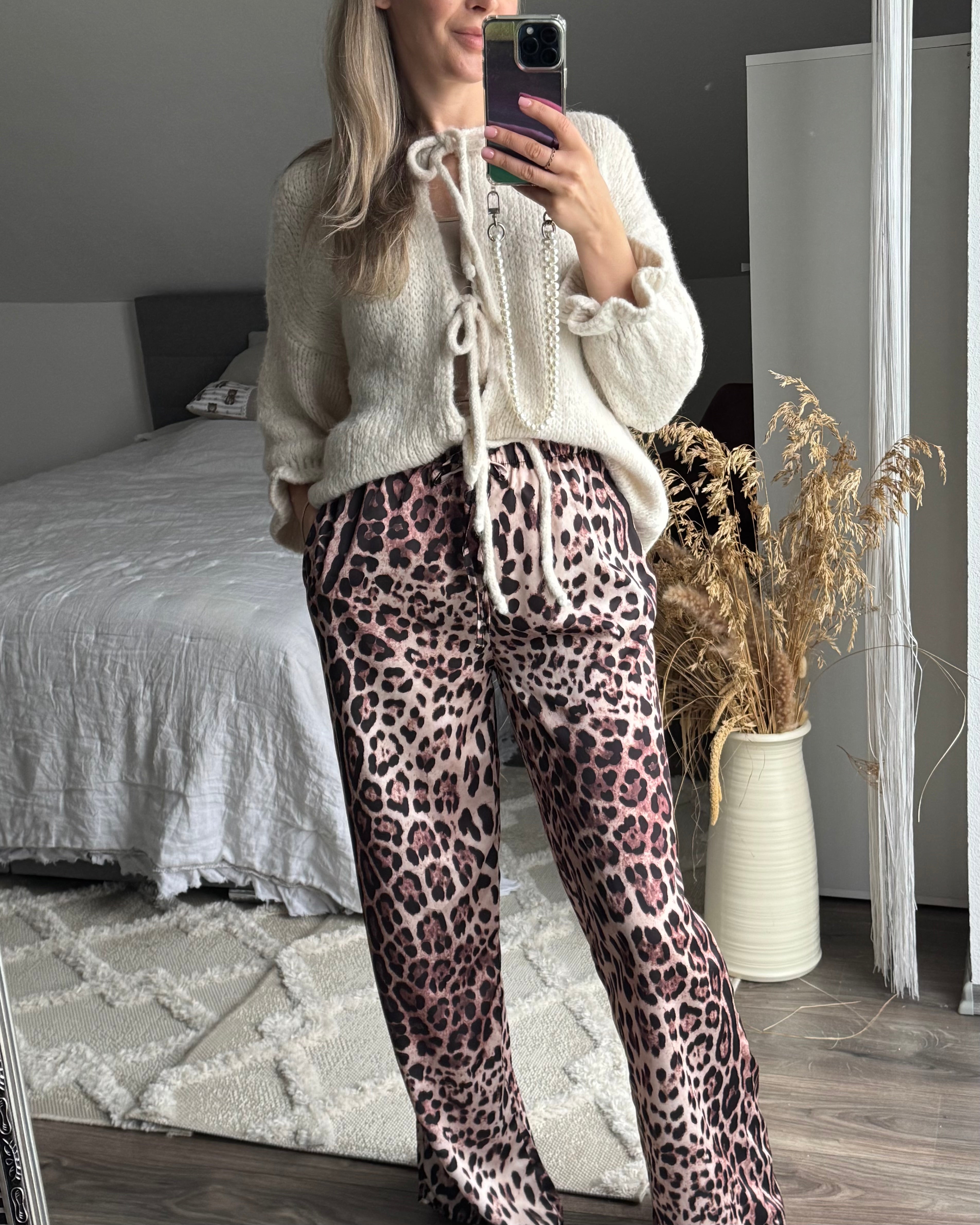 WEITE HOSE AUS SATIN MIT LEOPARDENPRINT