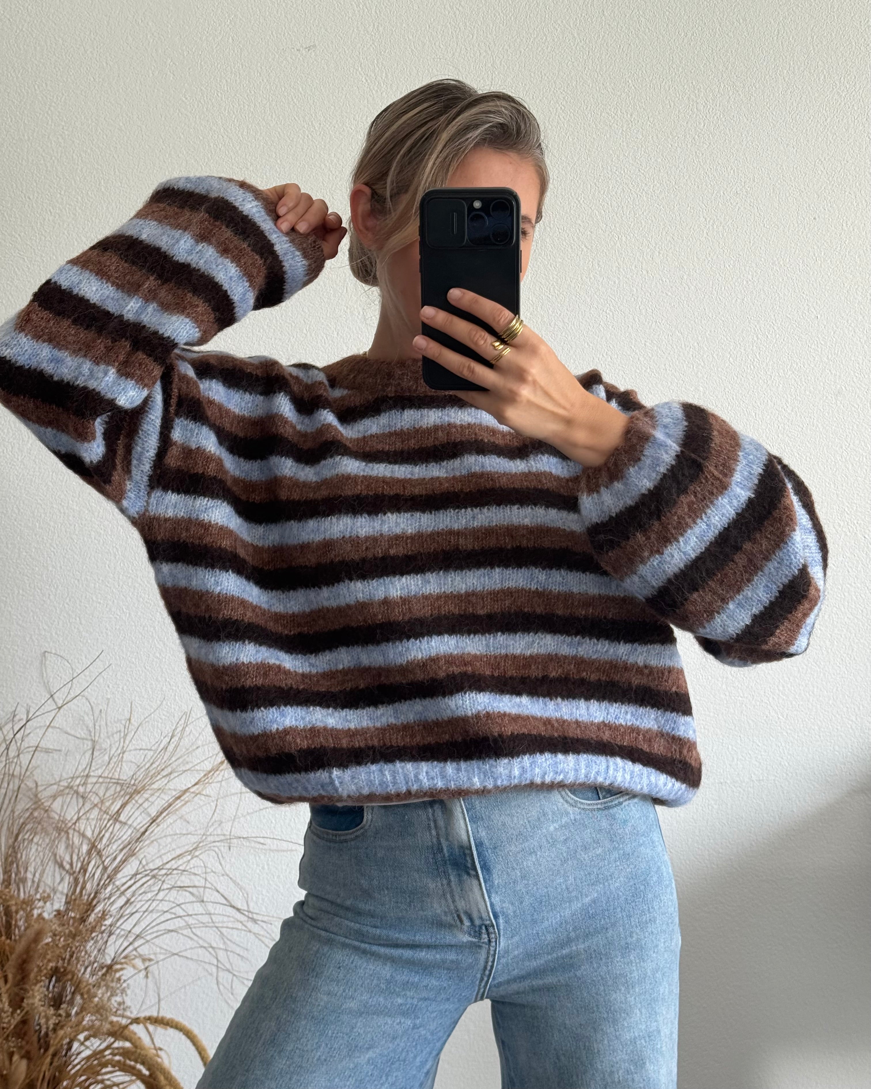 Gestreifter Kuschelpullover – Braun & Blau