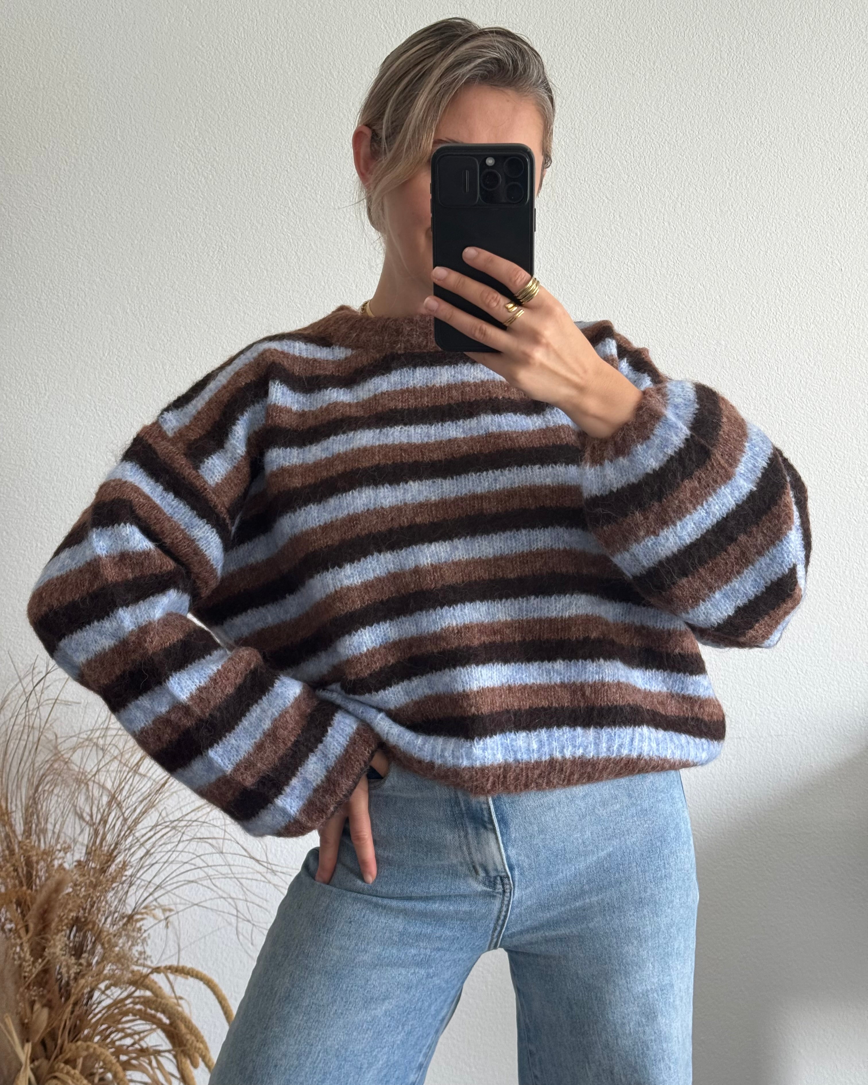 Gestreifter Kuschelpullover – Braun & Blau