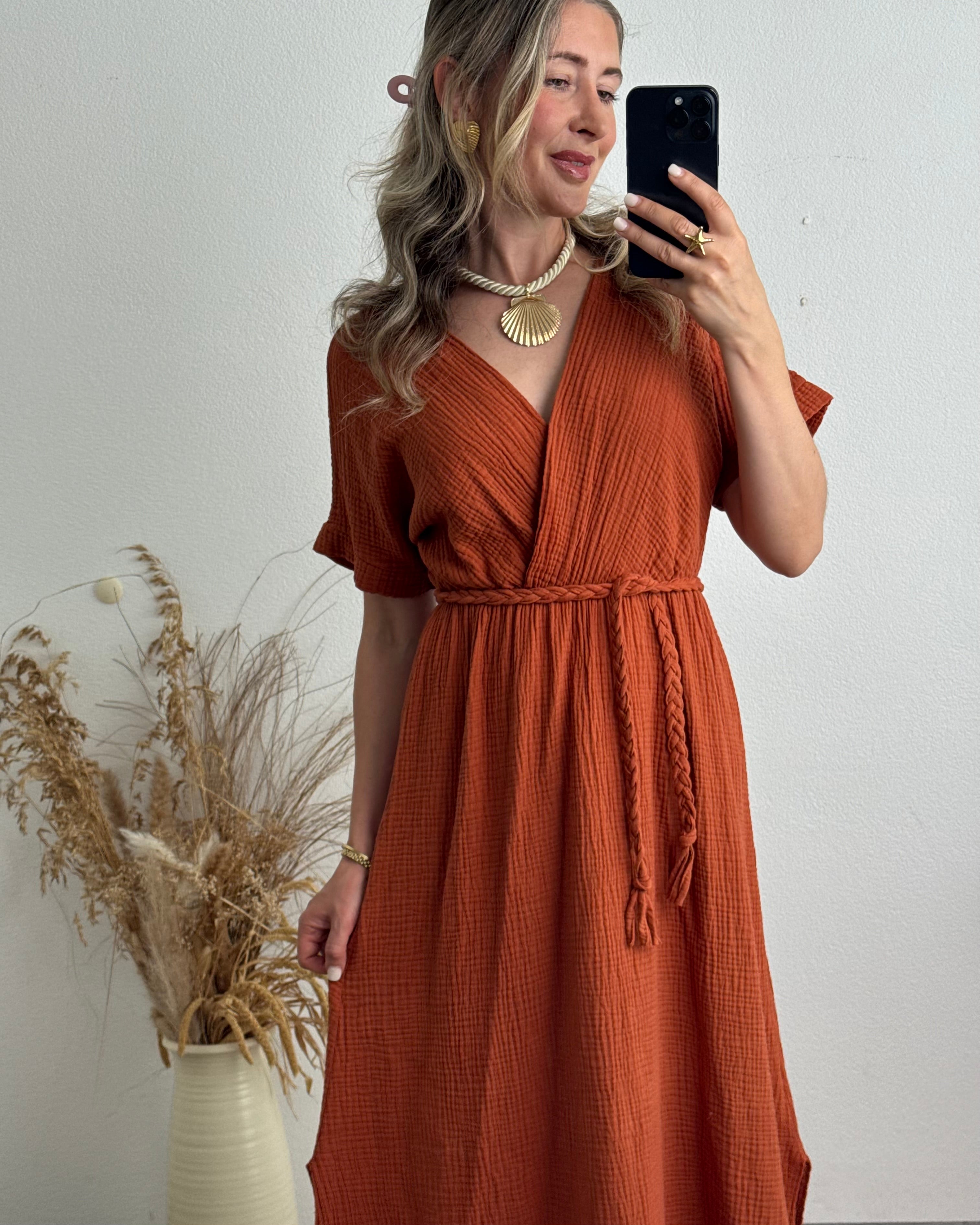 Maxi-Musselinkleid mit geflochtenem Gürtel Terracotta