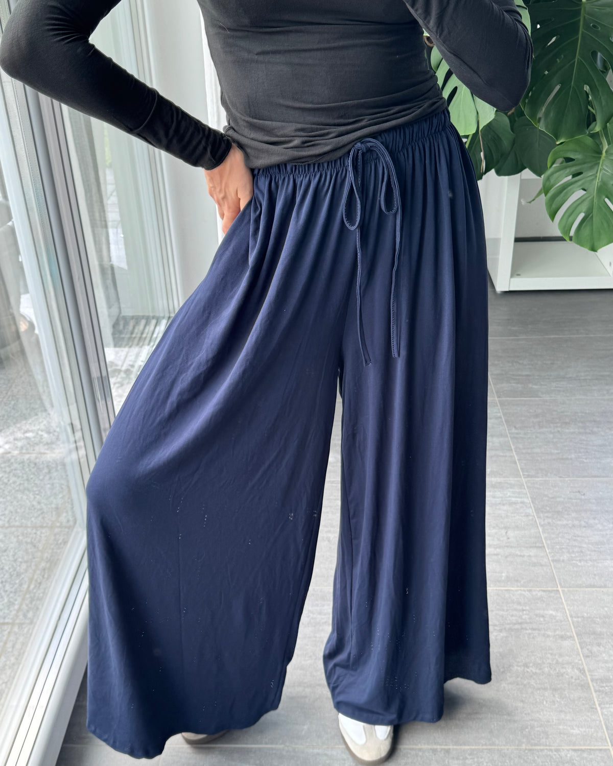 Basic Viskosehose marineblau