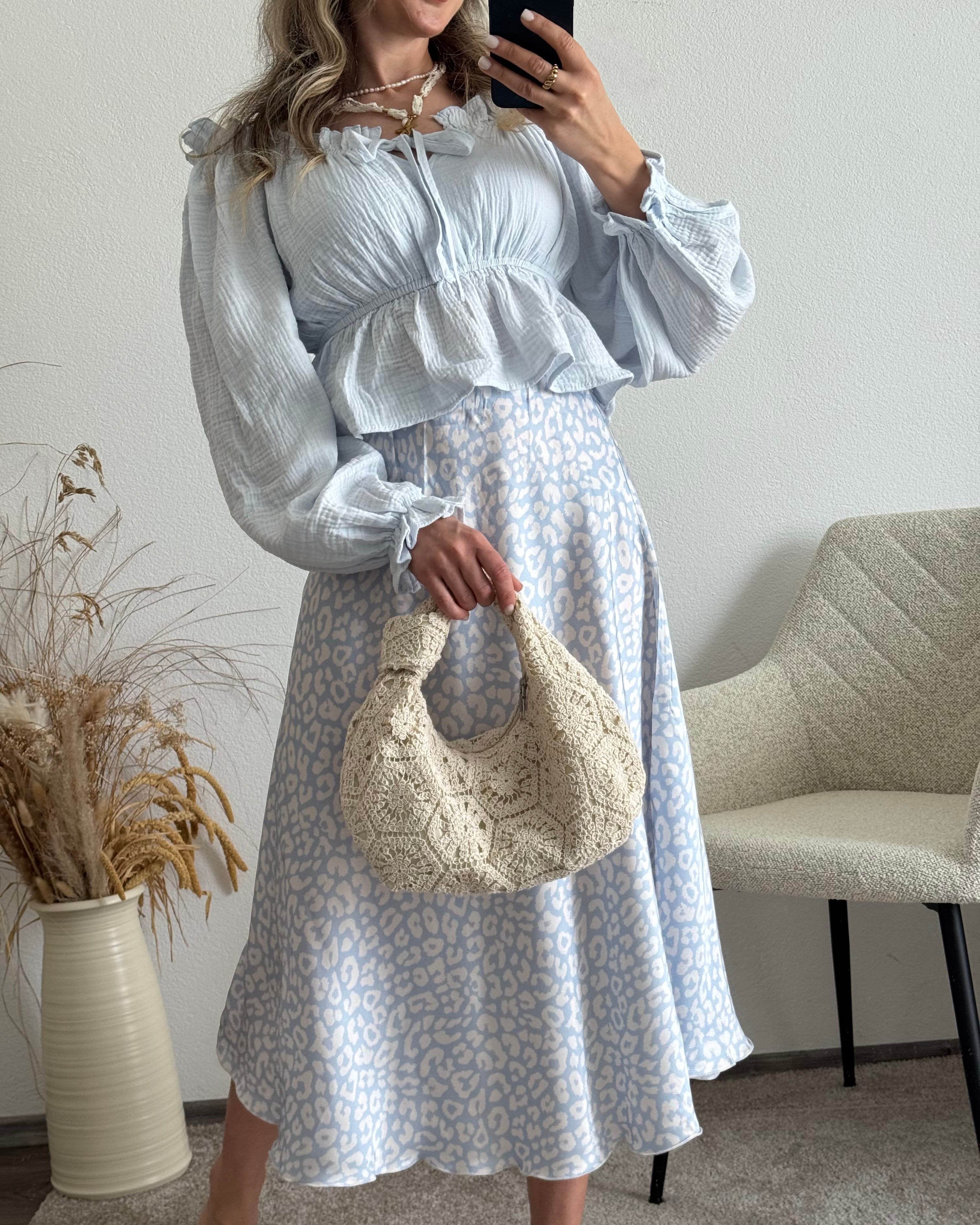 Viskoserock mit Leoprint hellblau