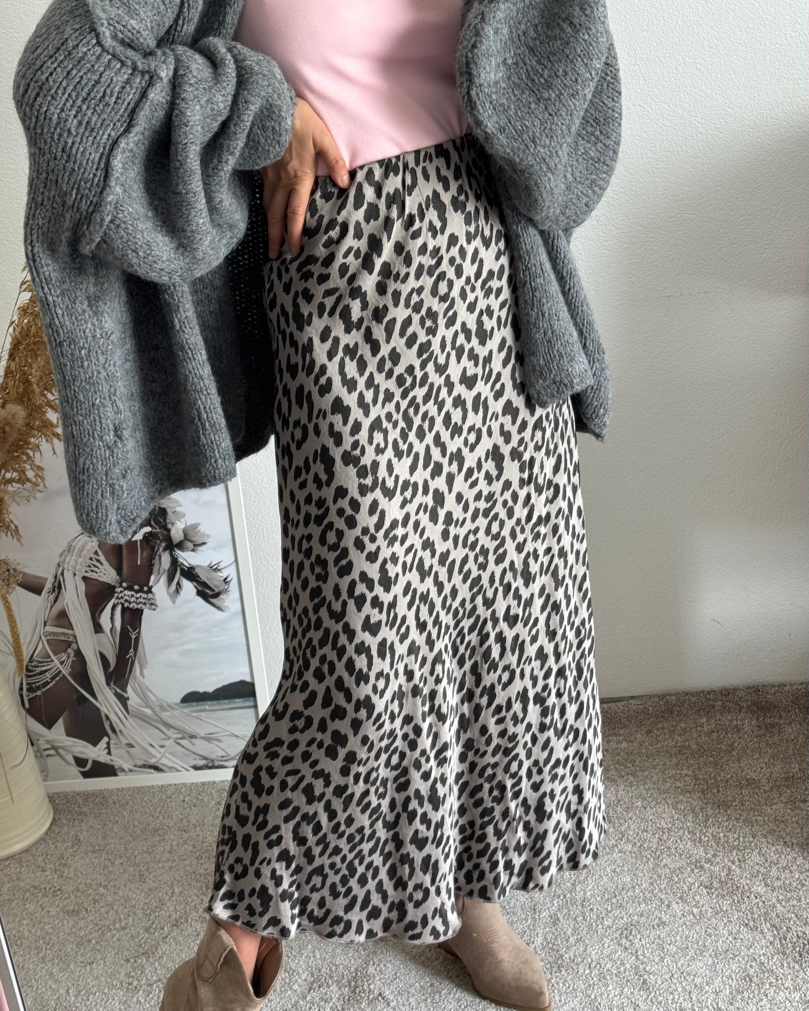 Viskoserock mit Leoprint Maja GRAU