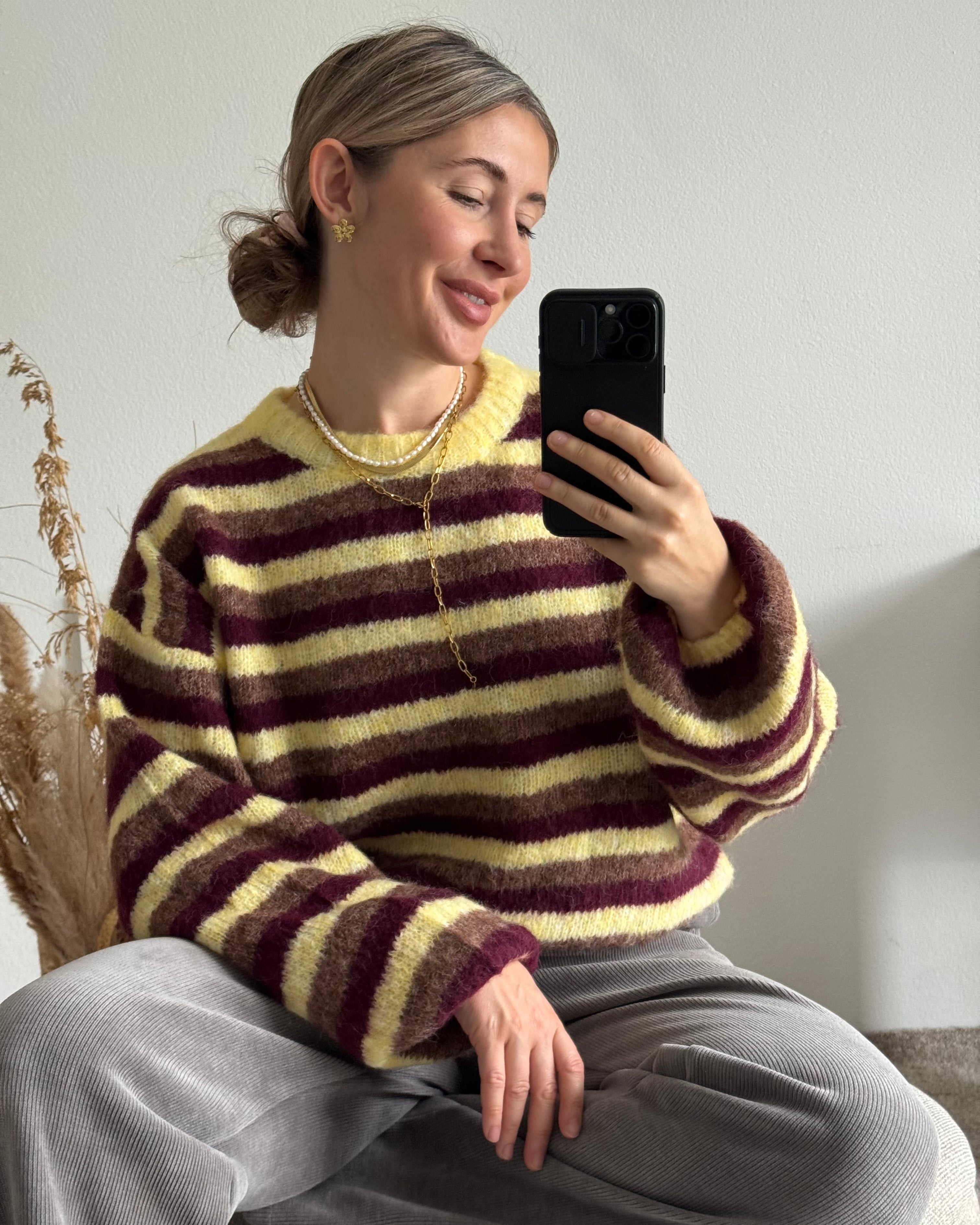 Gestreifter Kuschelpullover – Gelb & Bordeaux