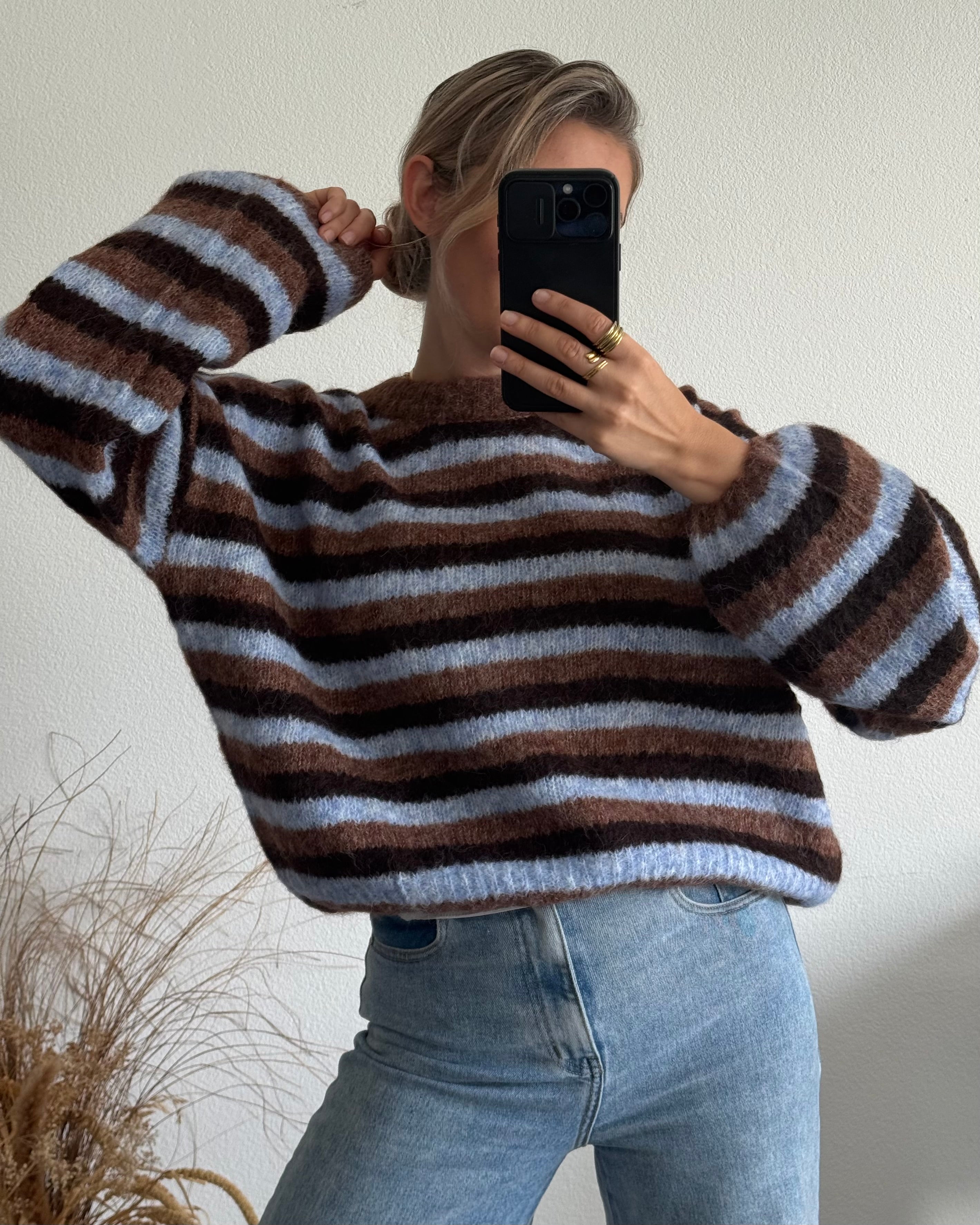 Gestreifter Kuschelpullover – Braun & Blau
