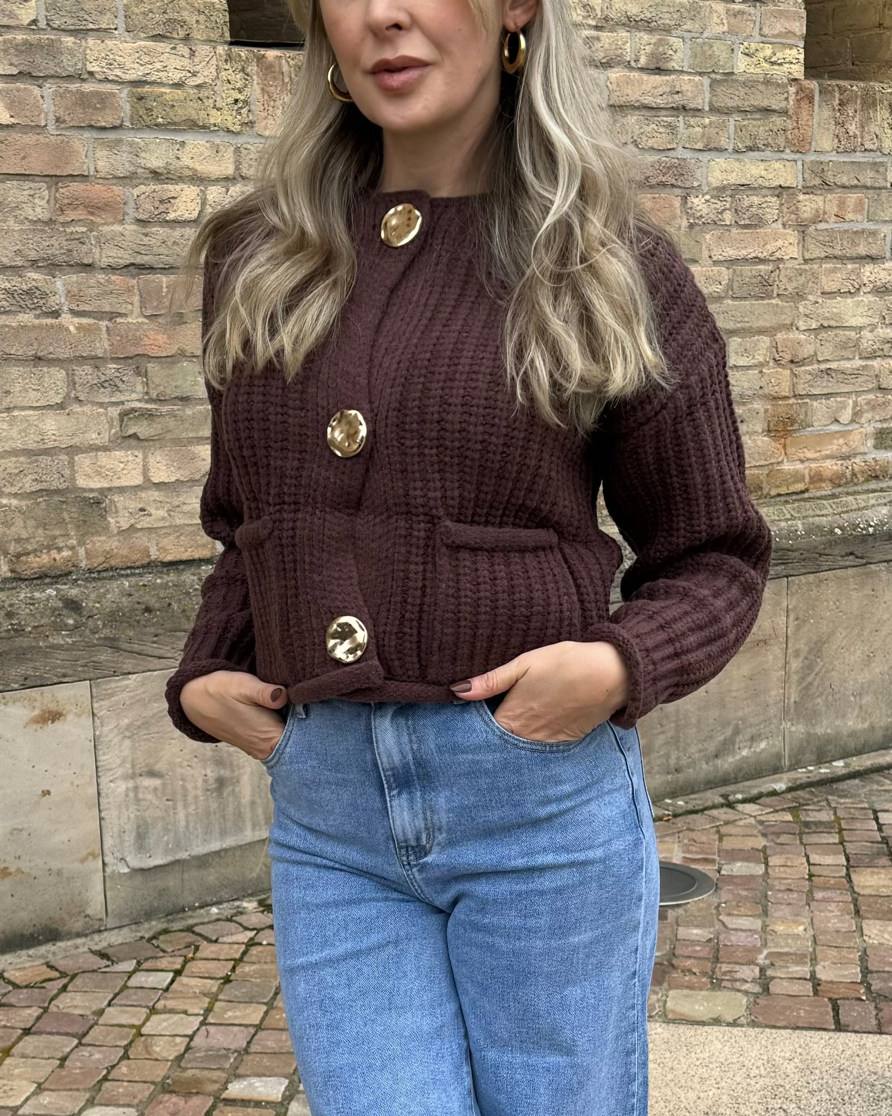 GROBSTRICK JACKE MIT GOLDENEN KNÖPFEN