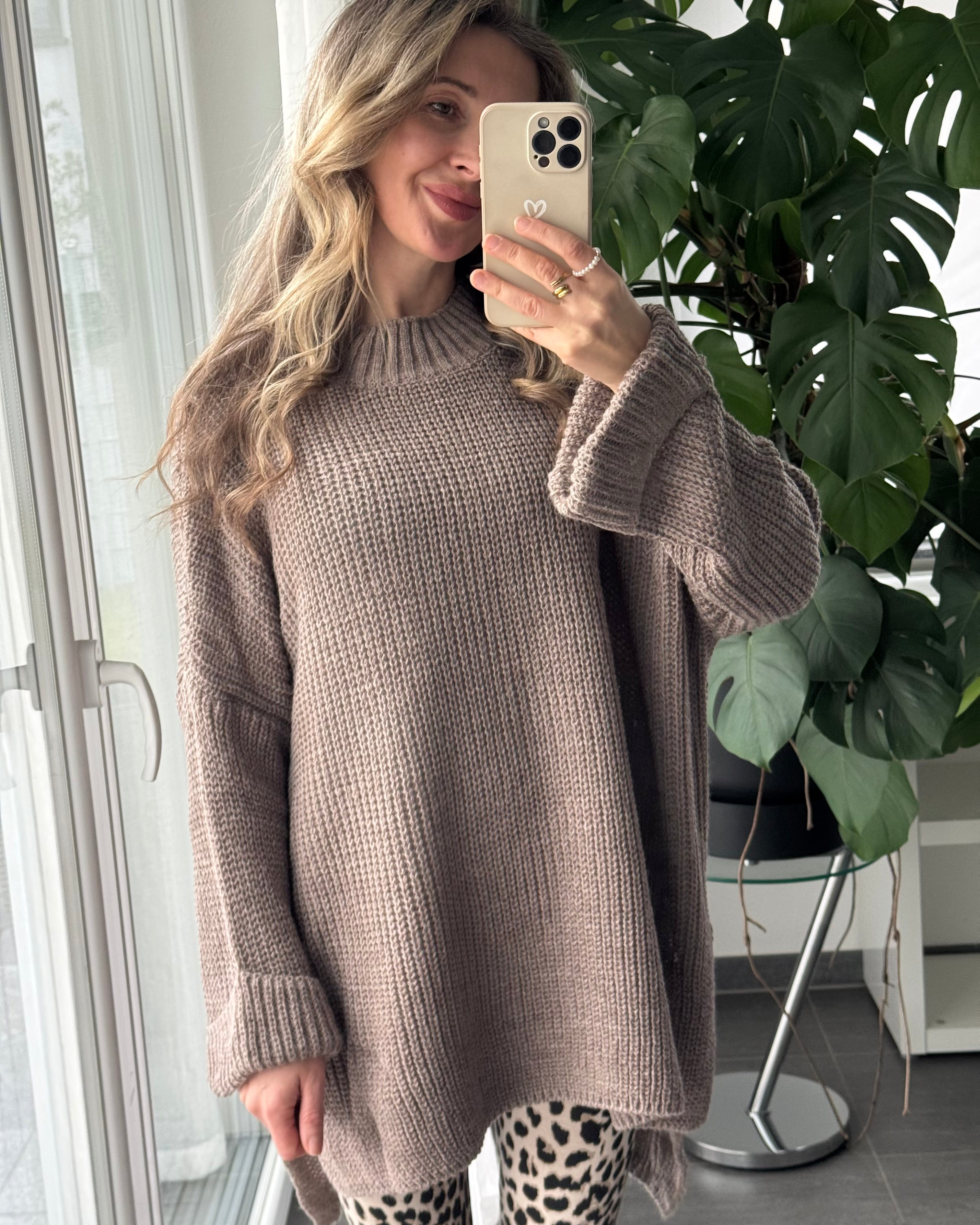 OVERSIZE PULLOVER MIT SCHLITZ TAUPE