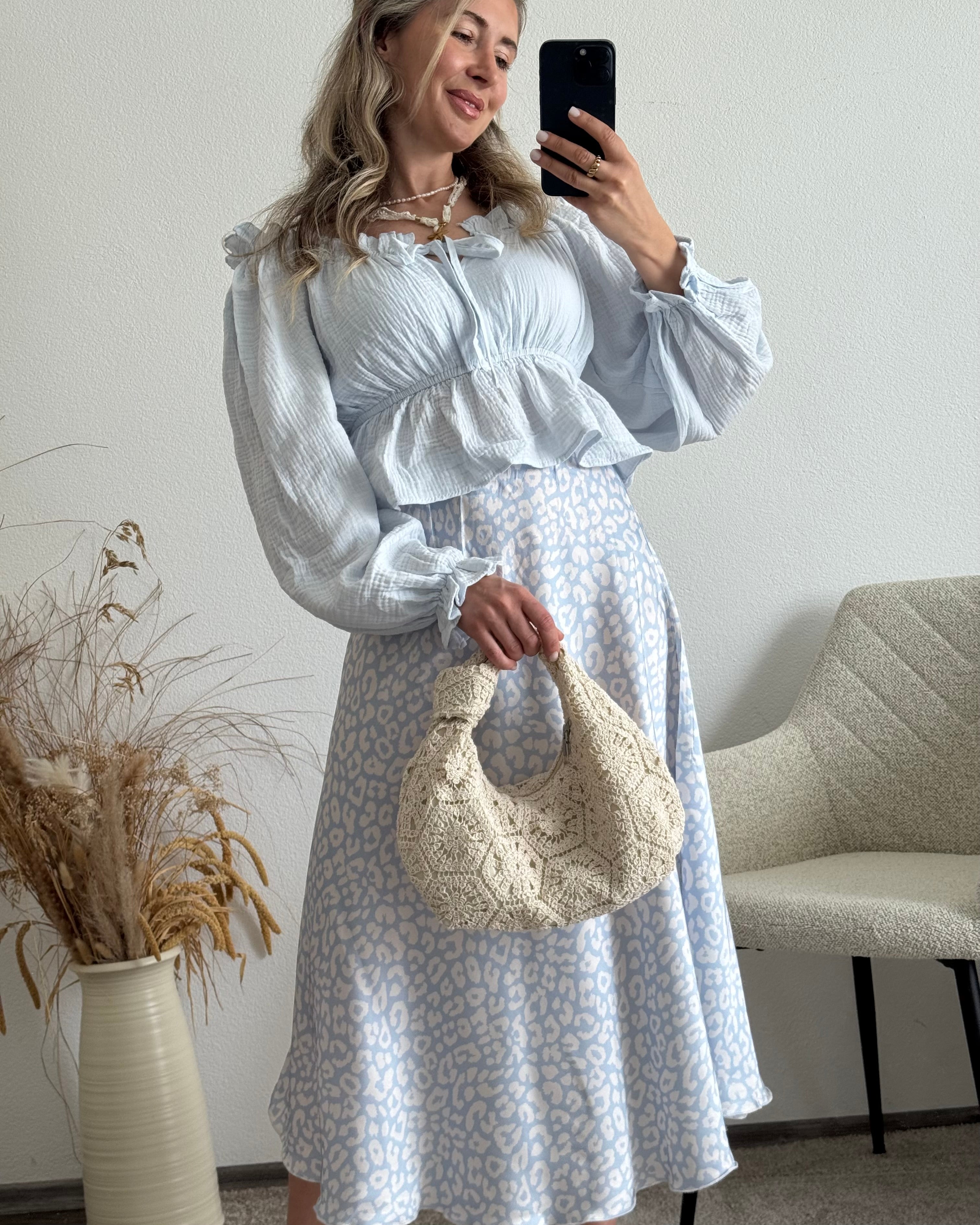 Viskoserock mit Leoprint hellblau