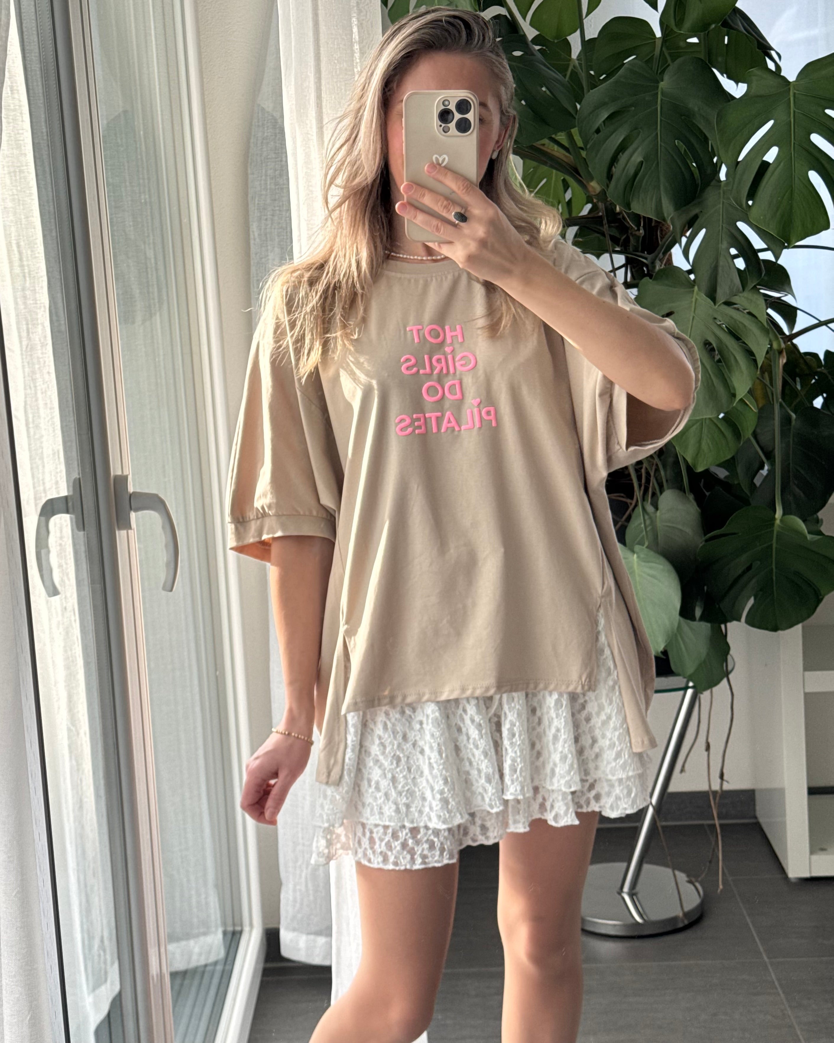 Oversize T-Shirt Hot Girls do pilates beige