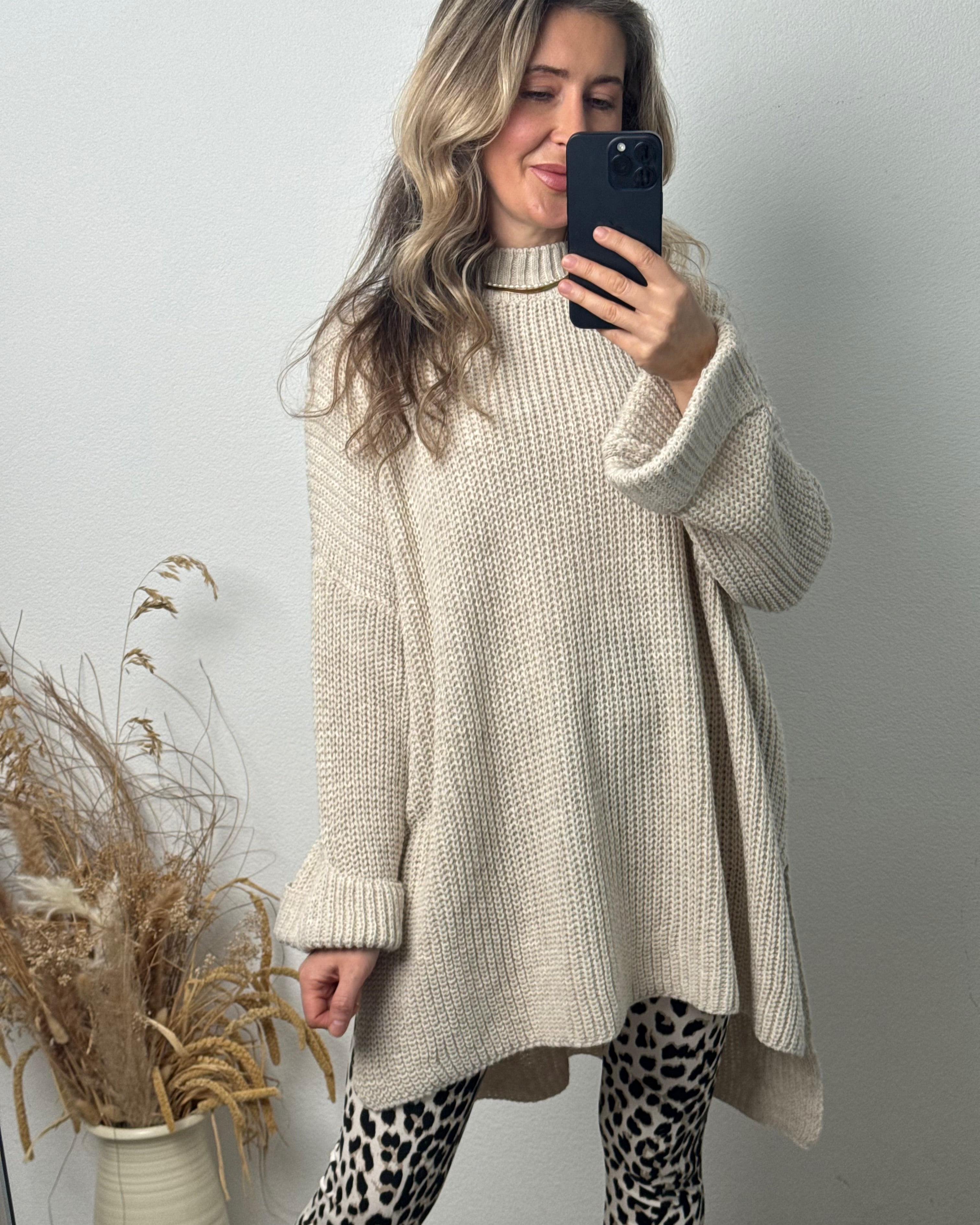 OVERSIZE PULLOVER MIT SCHLITZ BEIGE