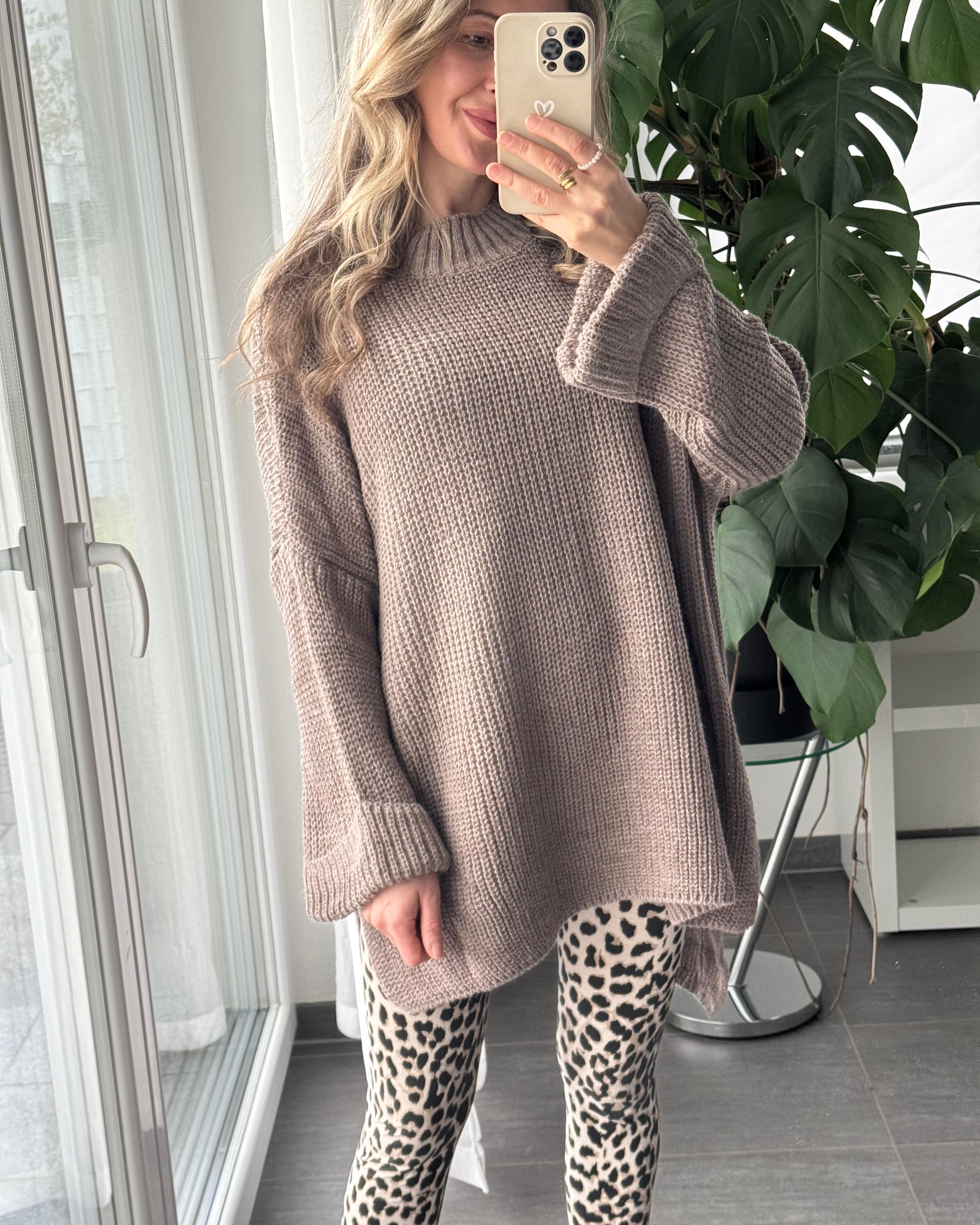 OVERSIZE PULLOVER MIT SCHLITZ TAUPE