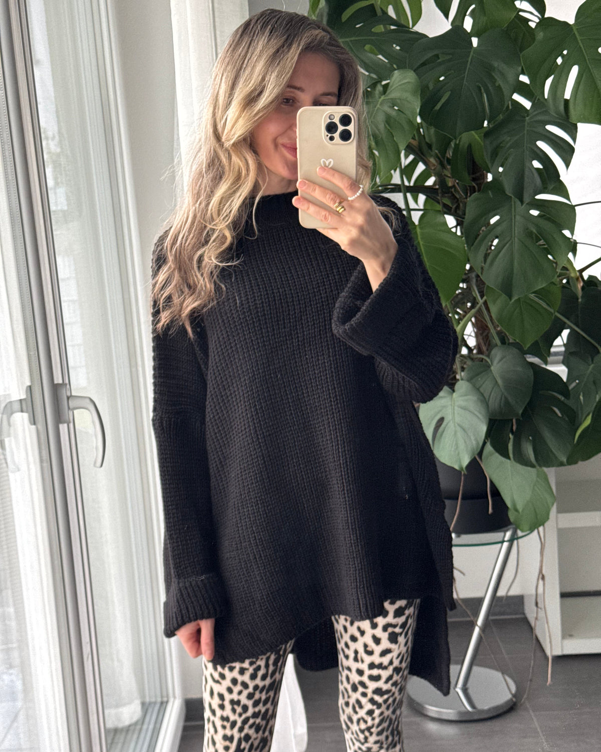 OVERSIZE PULLOVER MIT SCHLITZ SCHWARZ