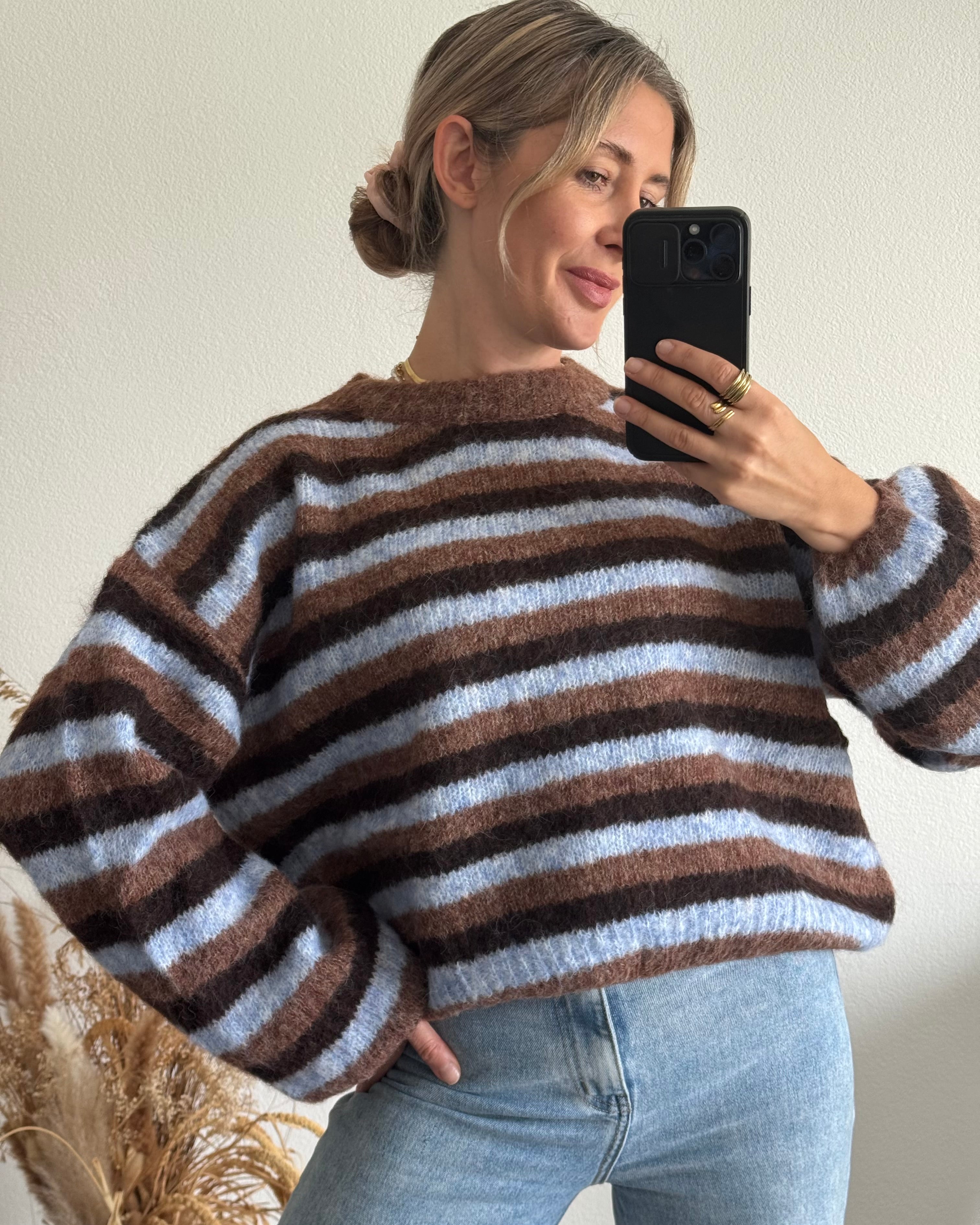 Gestreifter Kuschelpullover – Braun & Blau