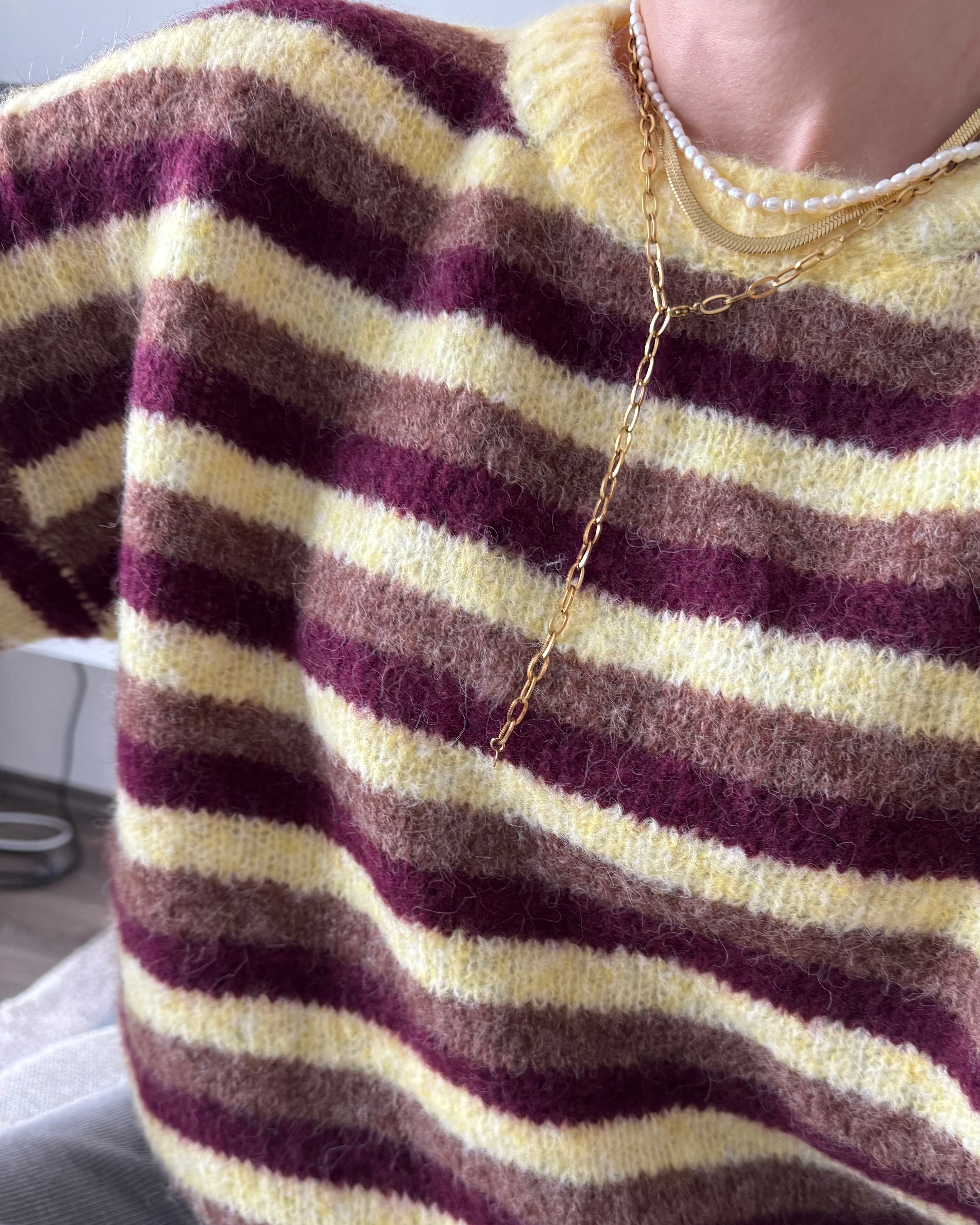 Gestreifter Kuschelpullover – Gelb & Bordeaux