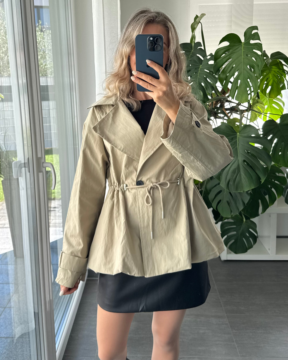 Kurzer Trenchcoat Taupe