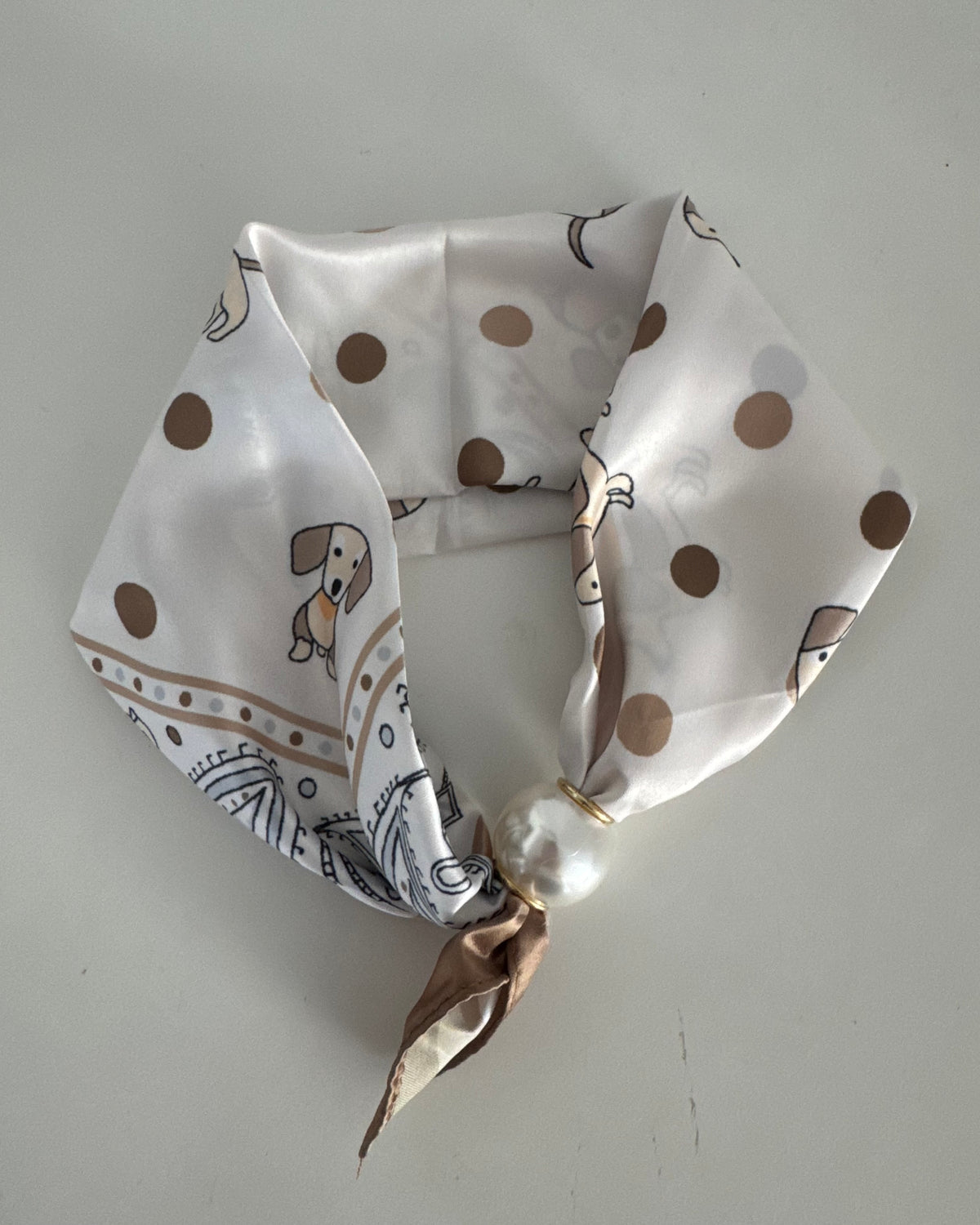 Schal mit perlenknopf Dackel