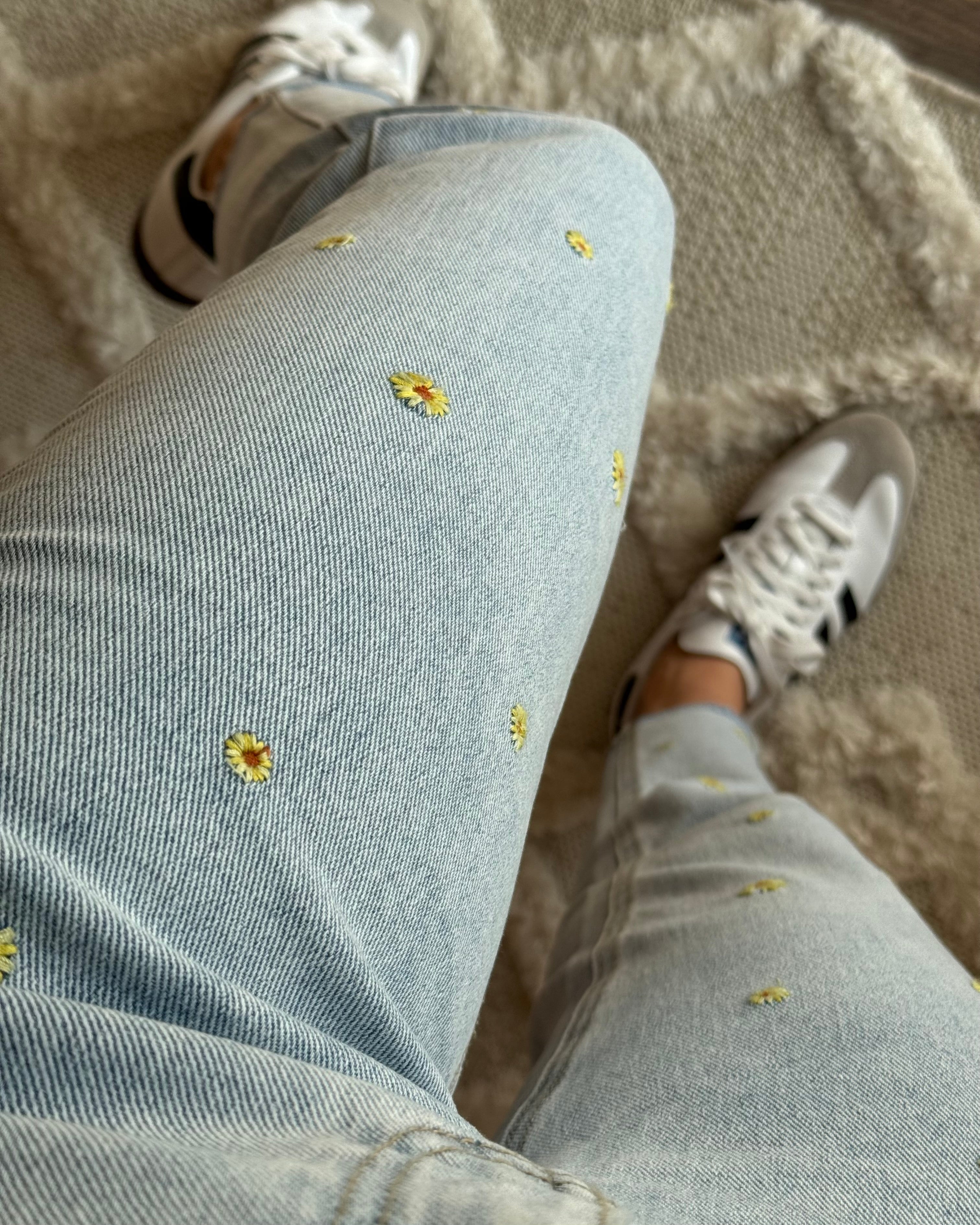EINZELTEIL MOM JEANS SUNFLOWER VOM UMTAUSCH AUSGESCHLOSSEN
