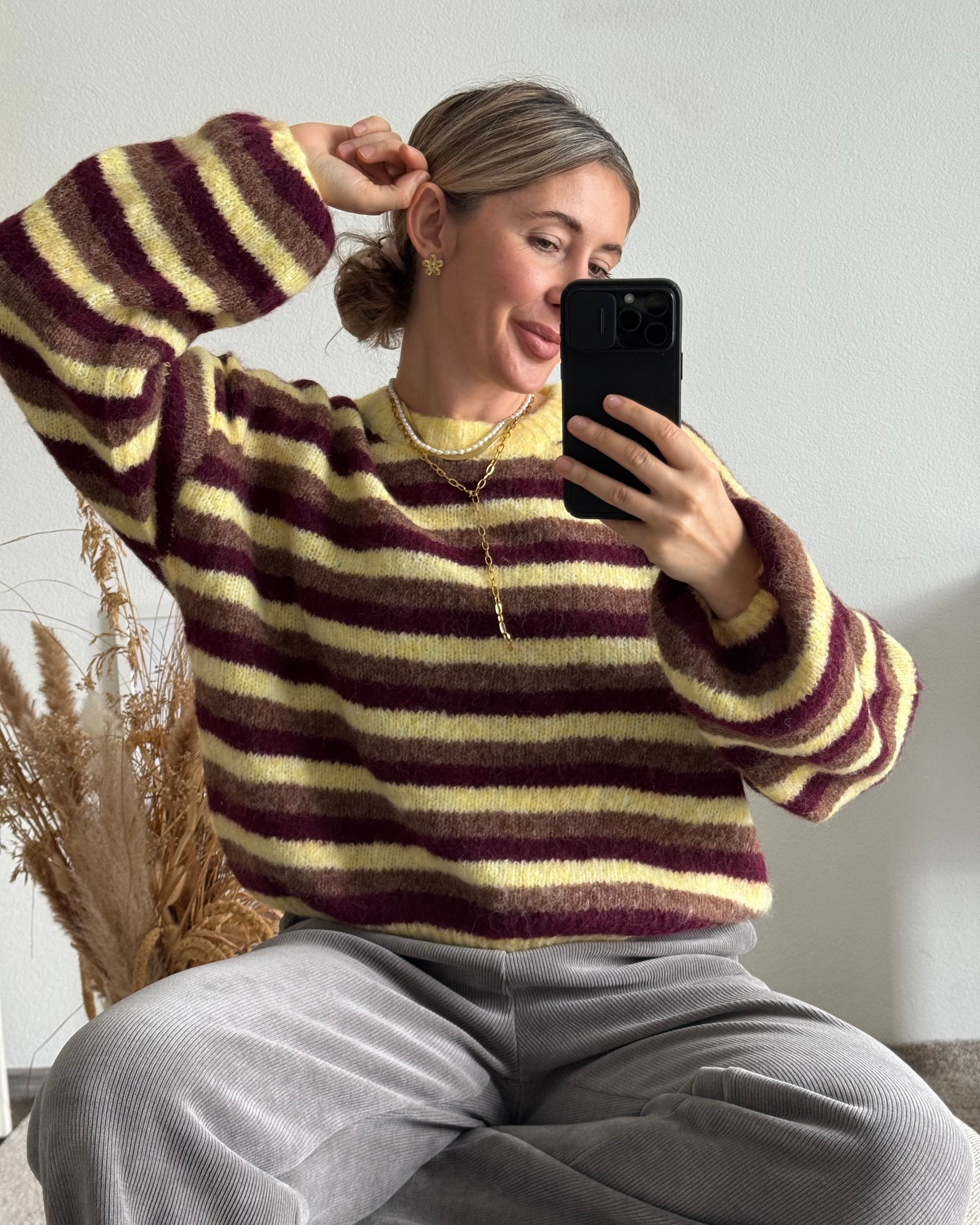 Gestreifter Kuschelpullover – Gelb & Bordeaux