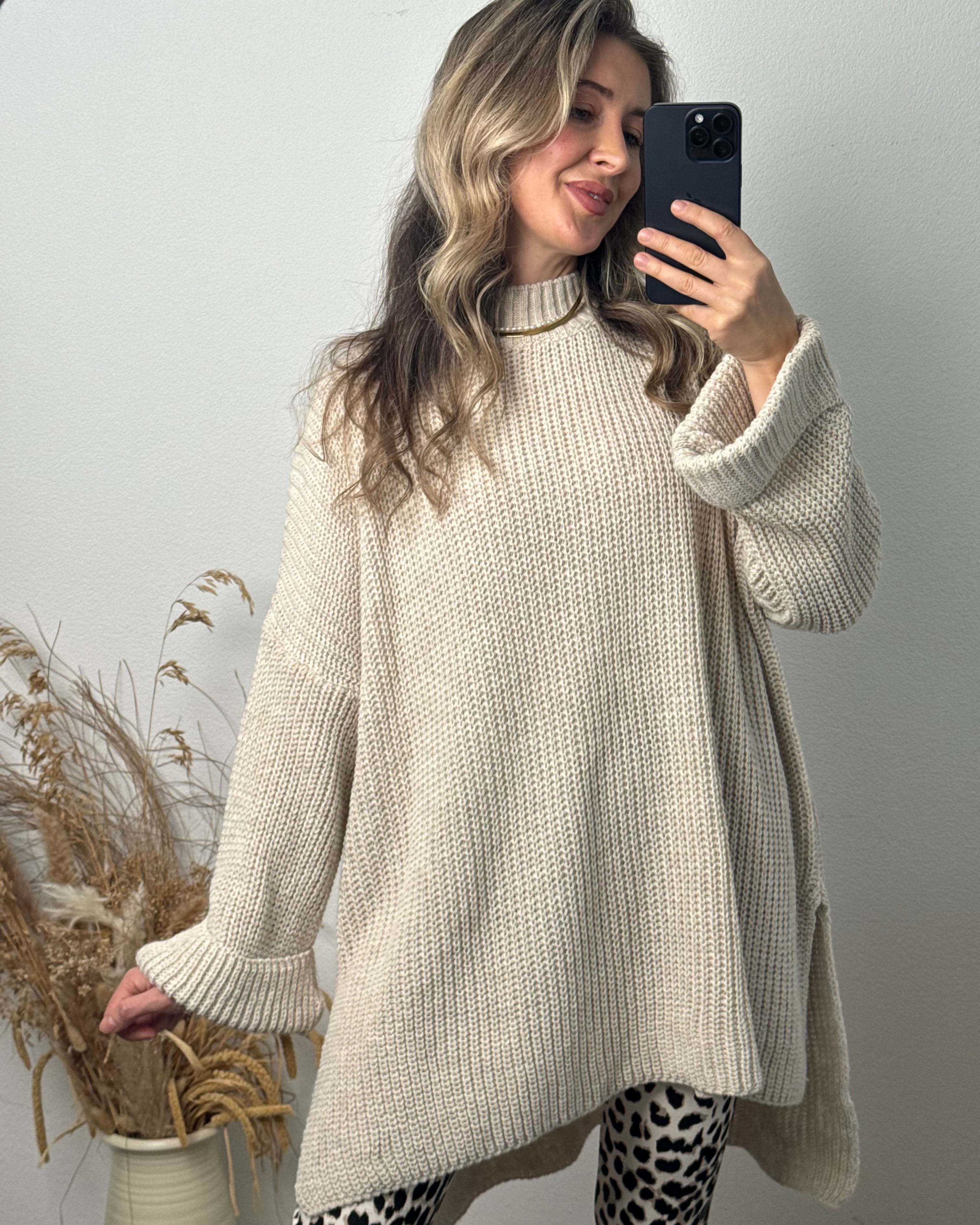 OVERSIZE PULLOVER MIT SCHLITZ BEIGE
