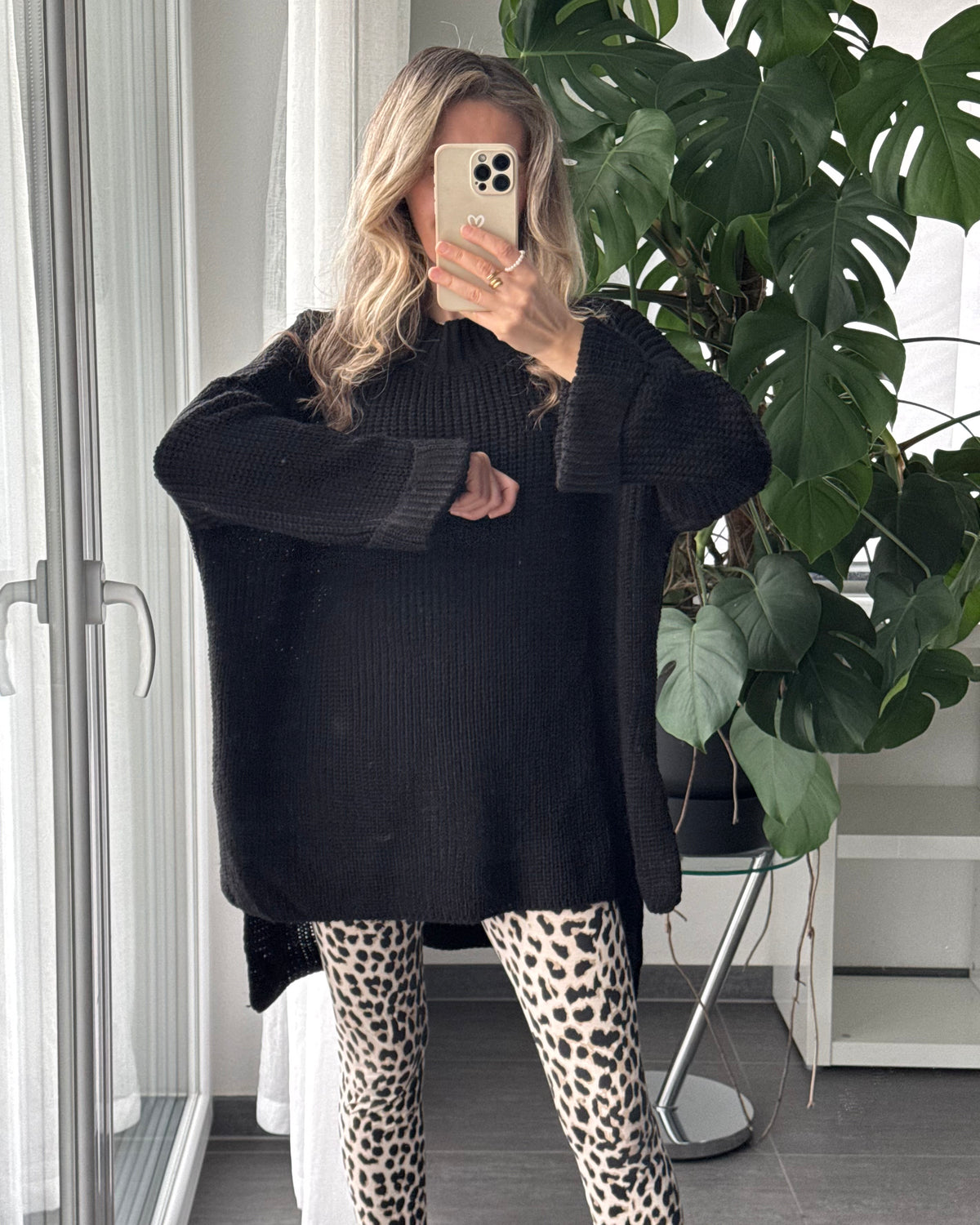OVERSIZE PULLOVER MIT SCHLITZ SCHWARZ