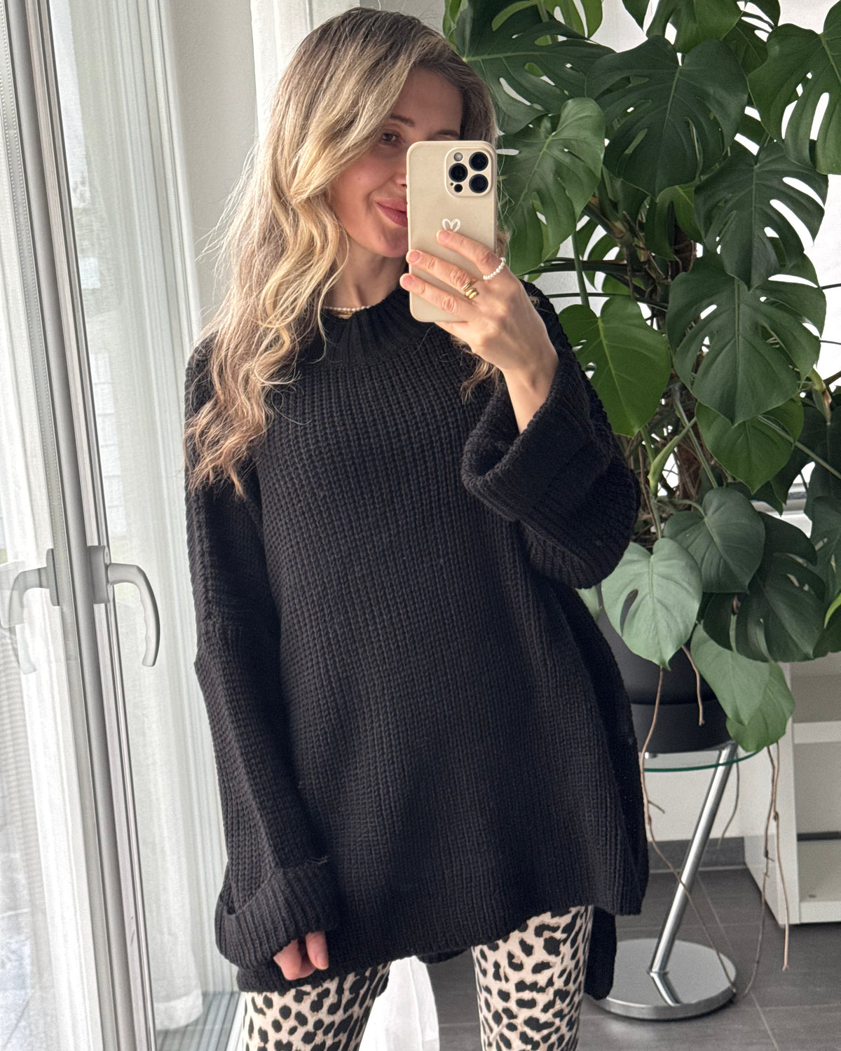 OVERSIZE PULLOVER MIT SCHLITZ SCHWARZ