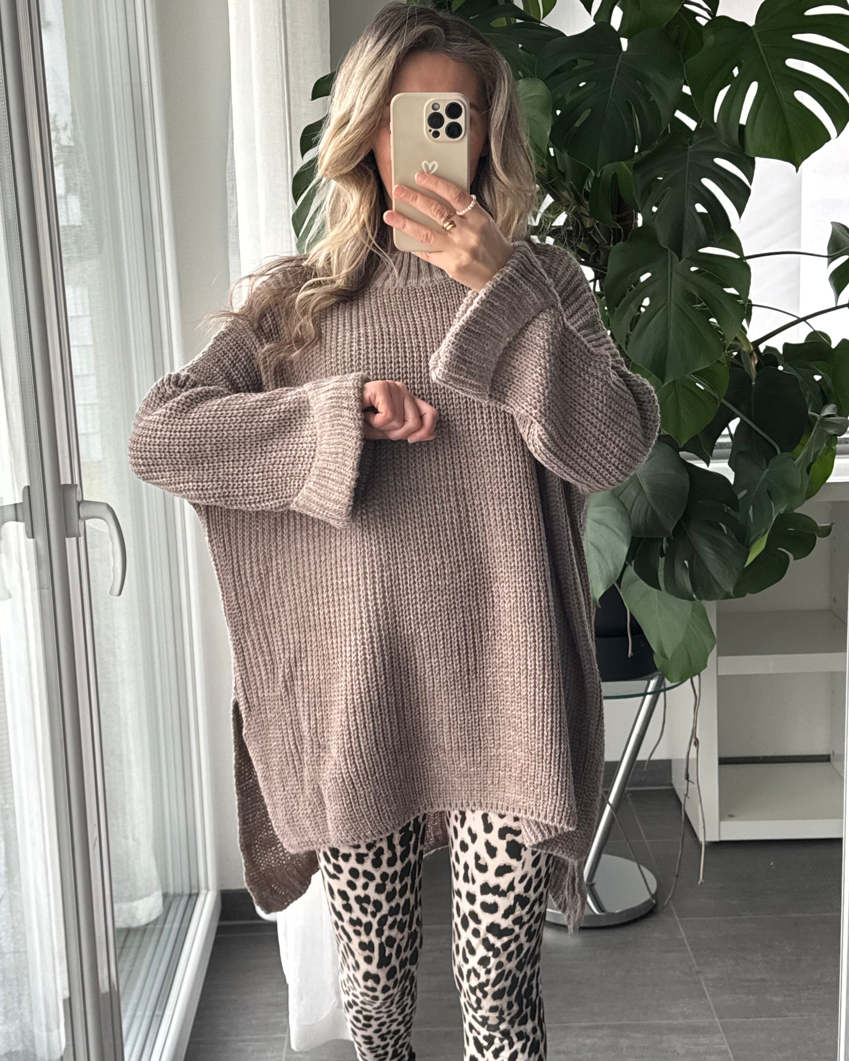 OVERSIZE PULLOVER MIT SCHLITZ TAUPE