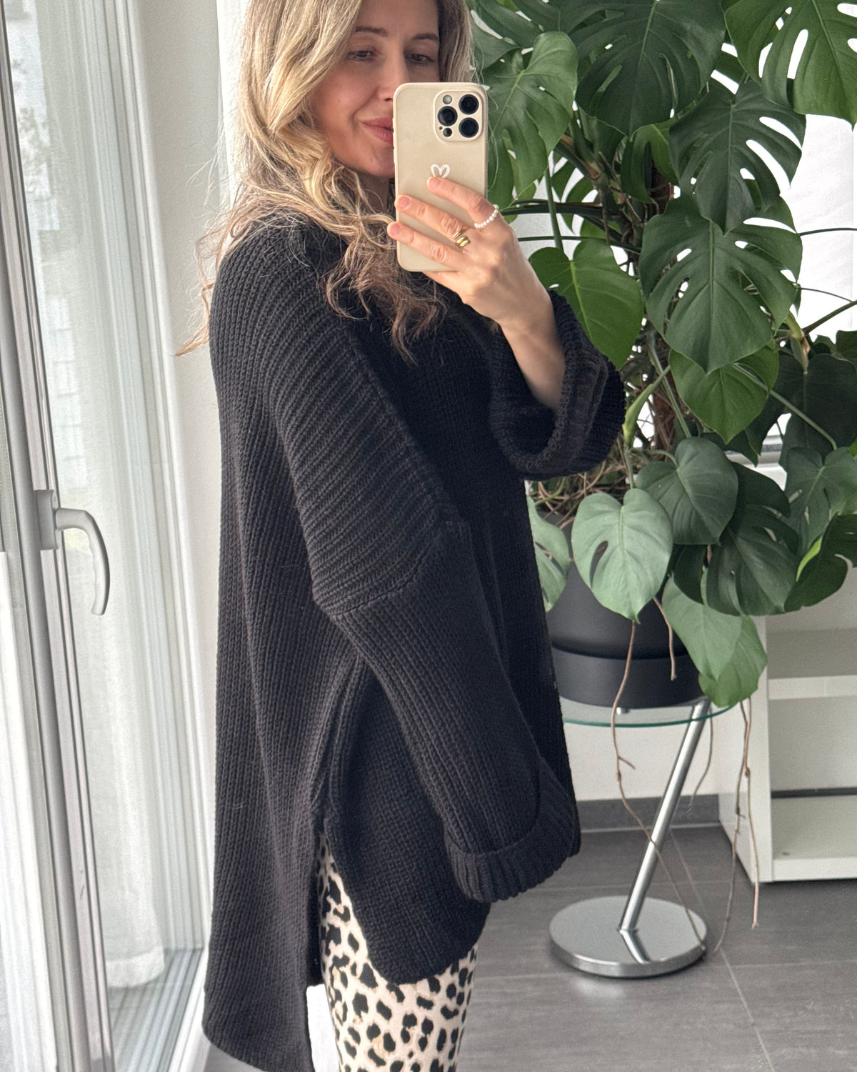 OVERSIZE PULLOVER MIT SCHLITZ SCHWARZ