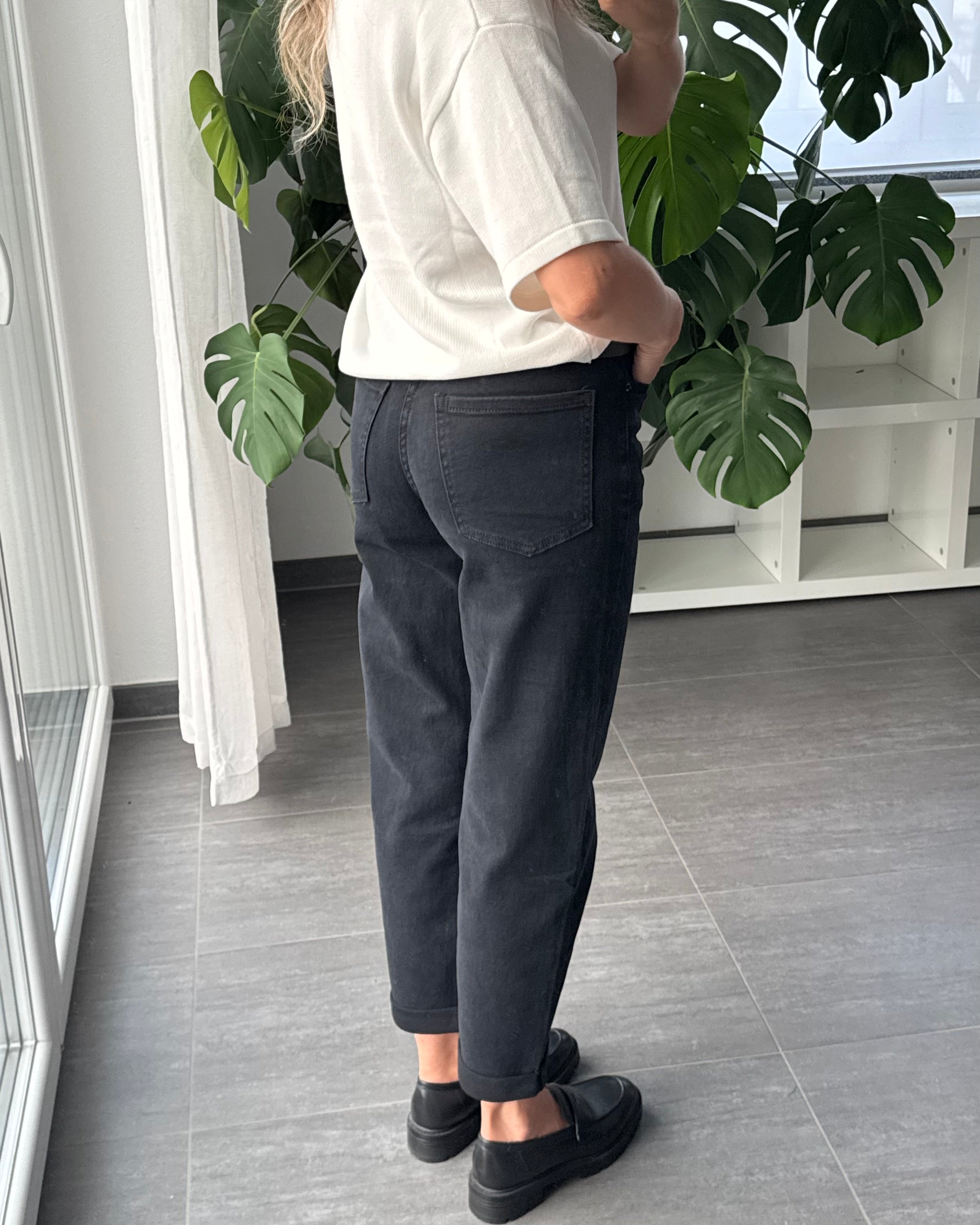 MOM JEANS Schwarz