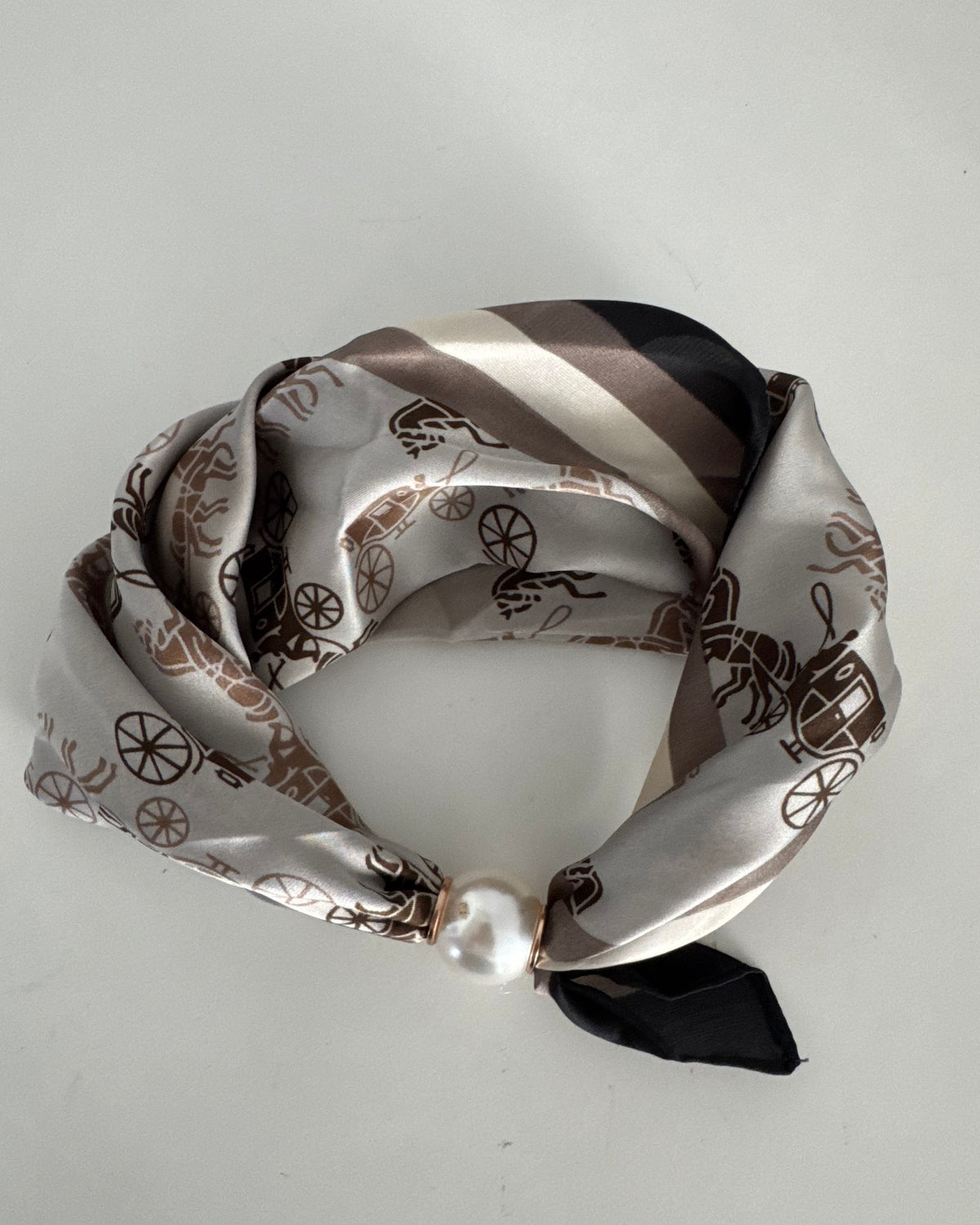 Schal mit perlenknopf grau Motiv