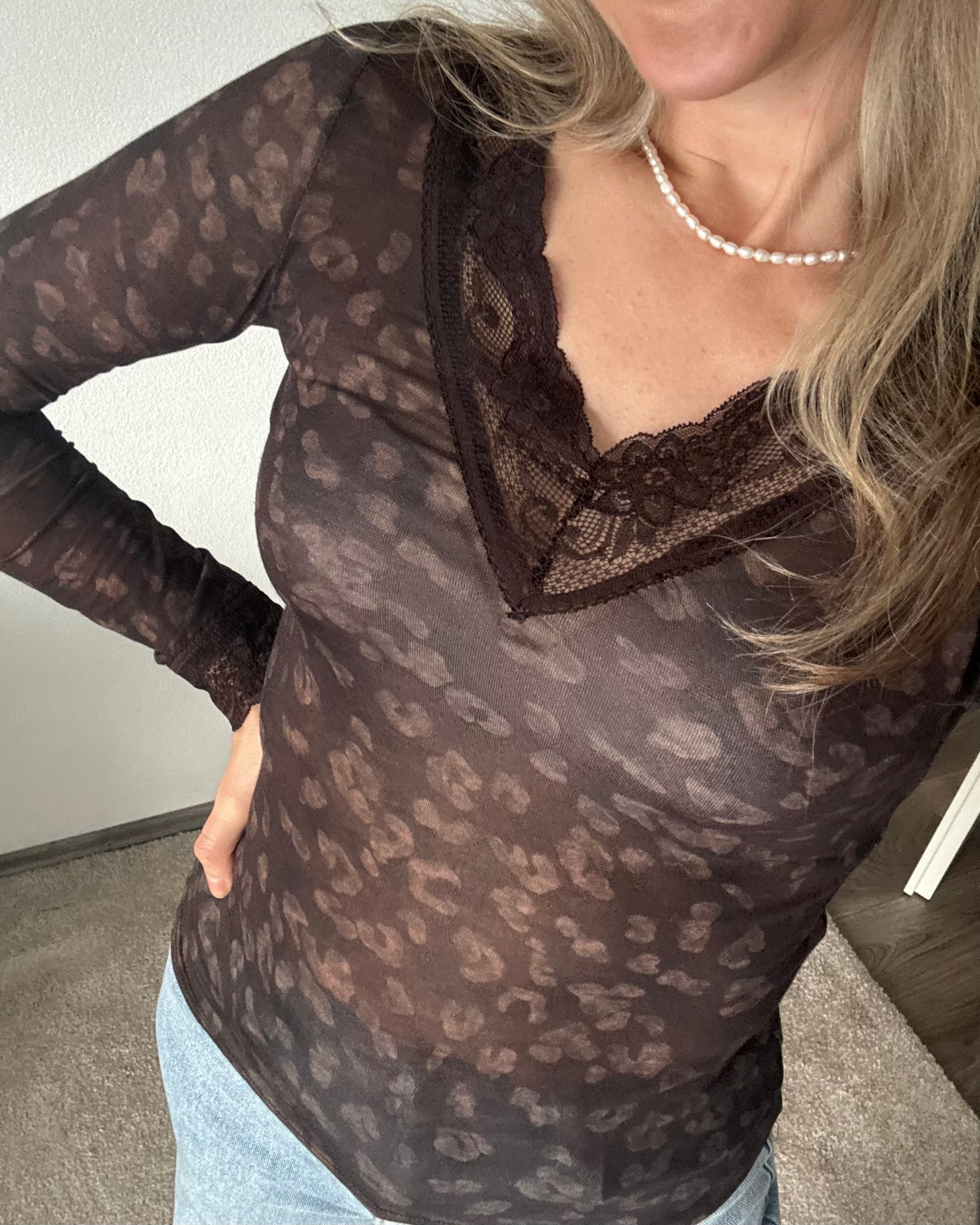 Stretchy Cashmere Langarmshirt mit Spitze Leo Braun